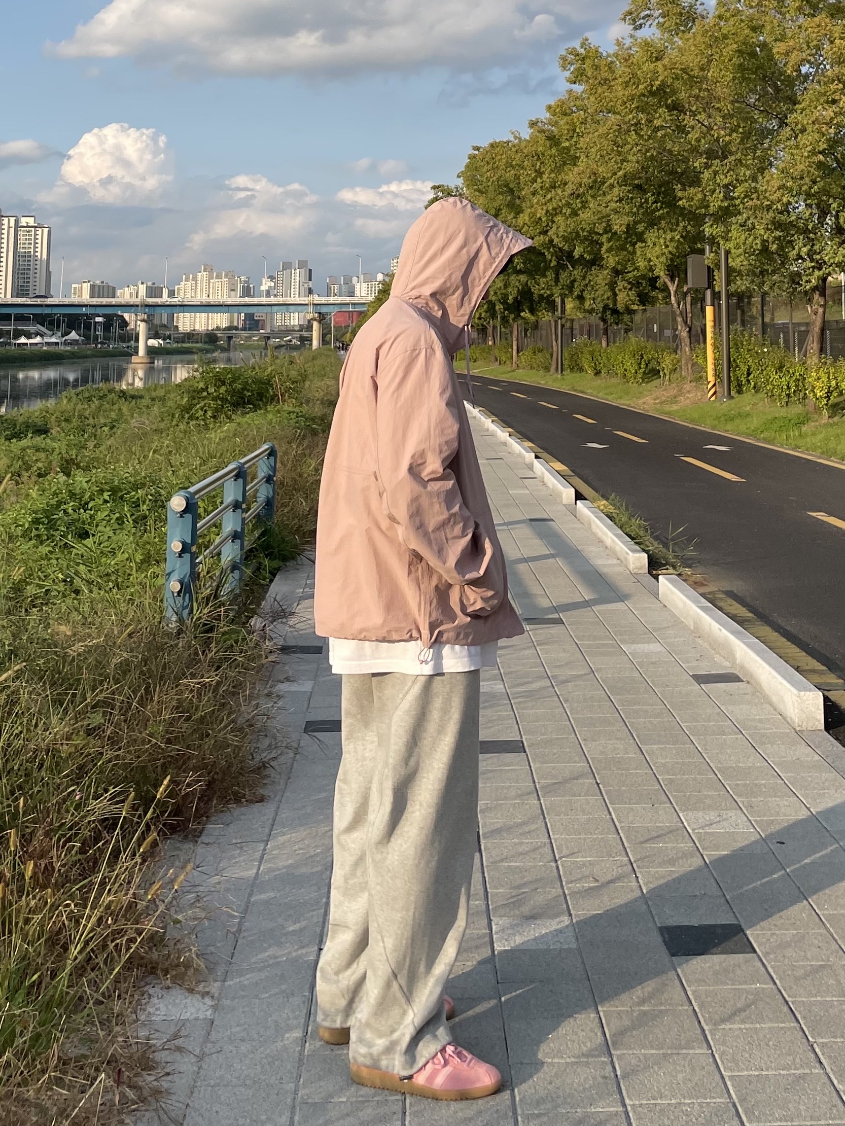 Adidas Bermuda Glow Pink 착용 스타일 - 2