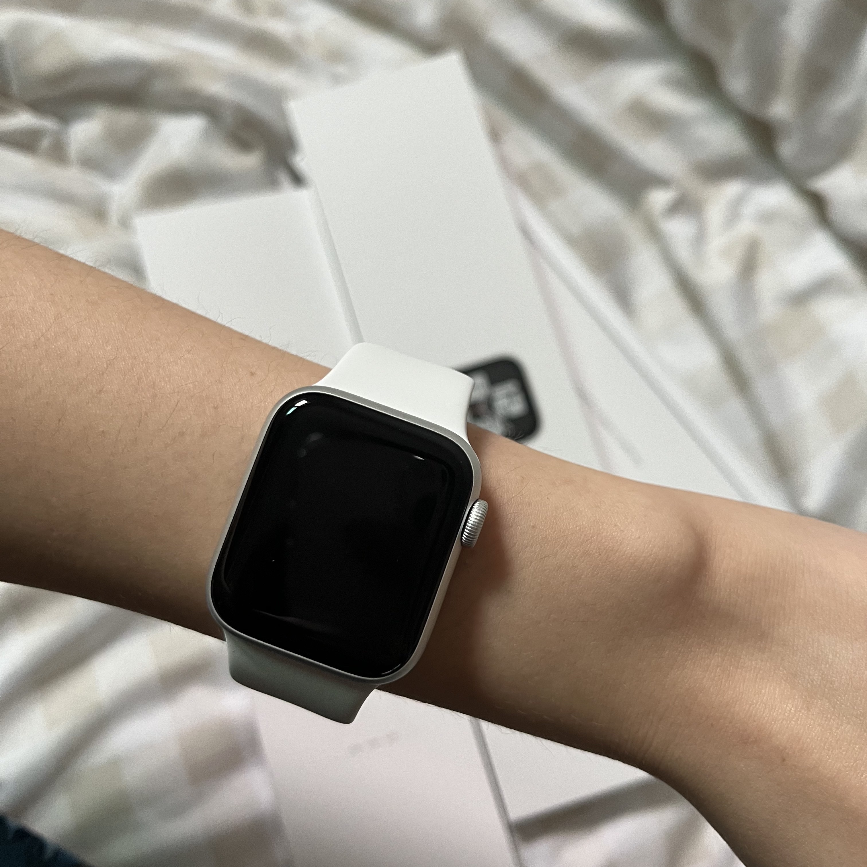 Apple Watch SE 40mm GPS Silver Aluminum Case with Sport Band White (Korean Ver.) 착용 스타일 - 1