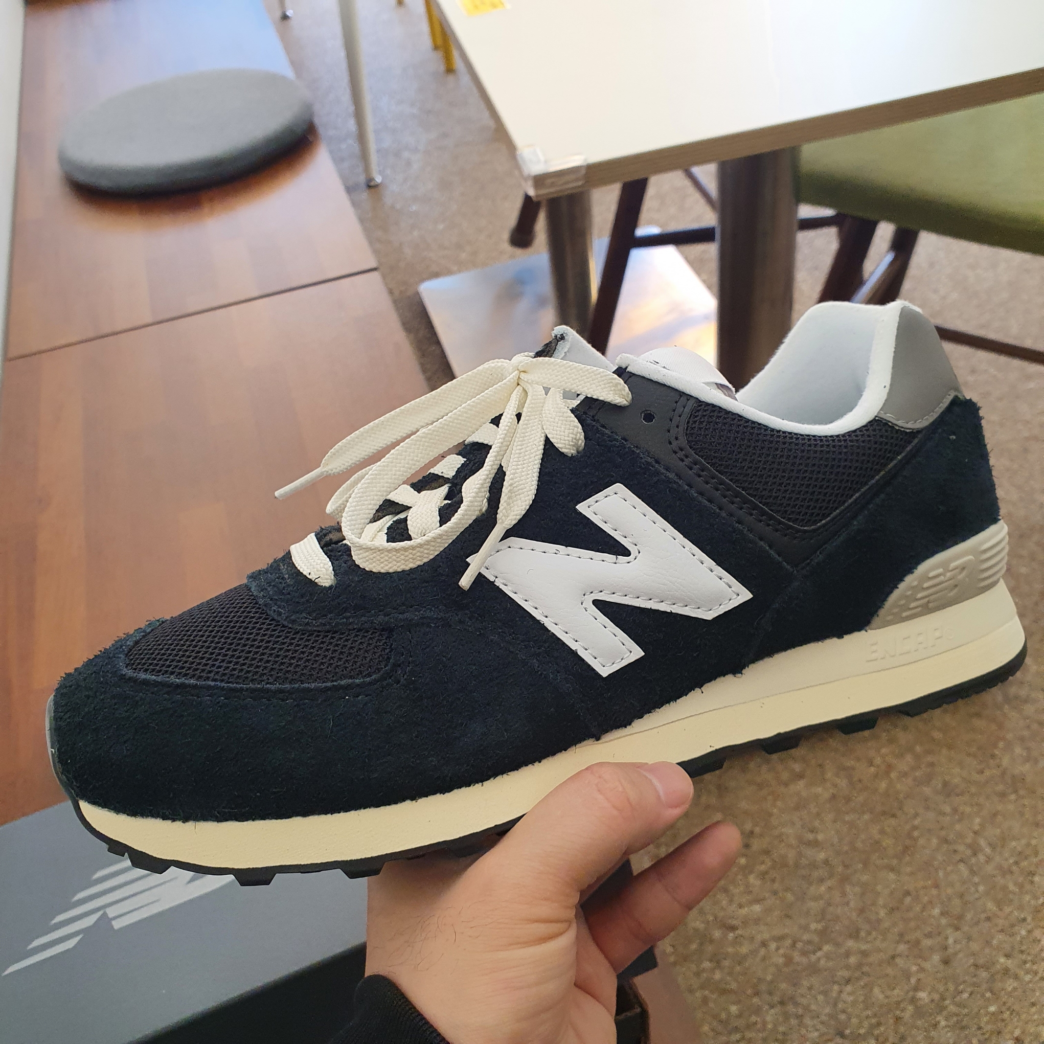 New Balance 574 Heritage Deep Black 착용 스타일 - 1