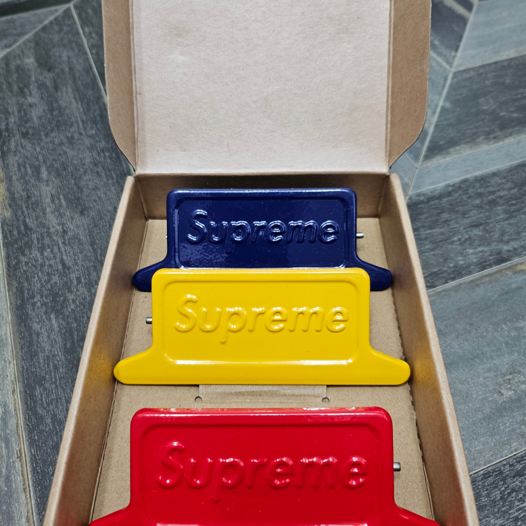 Supreme x Dulton Small Clips Multicolor (Set Of 3) 착용 스타일 - 2