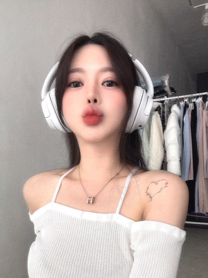 Sony WH-CH720N White (Sony Korea Ver.) 착용 스타일 - 3