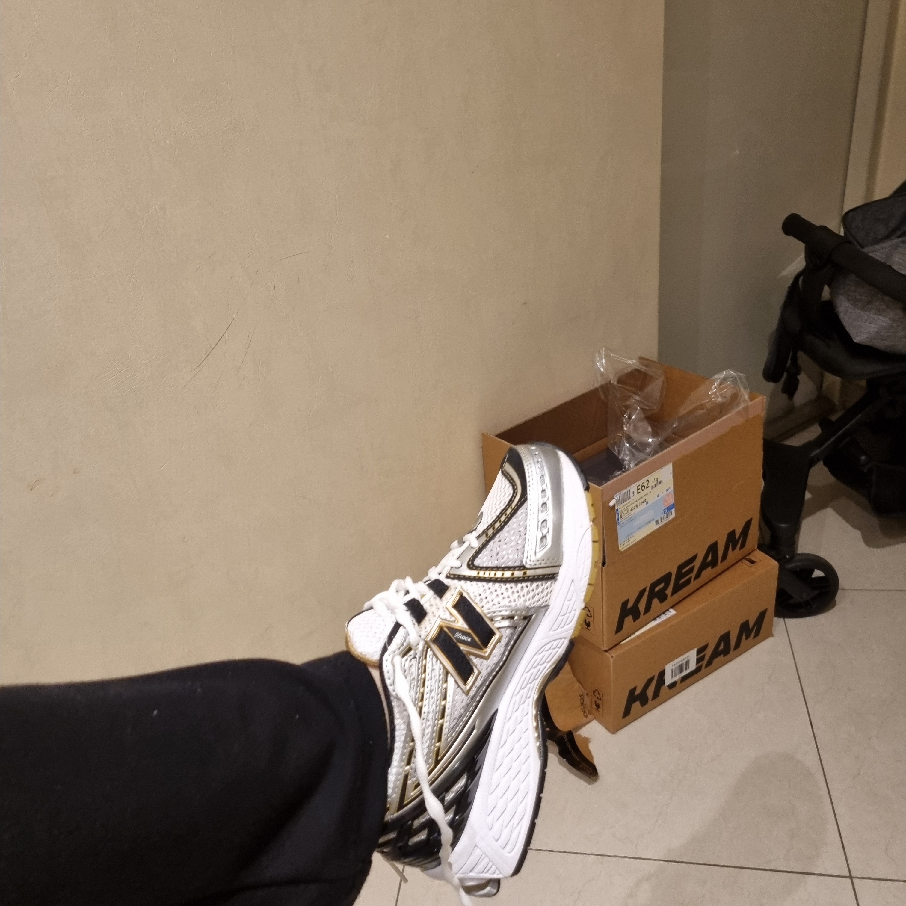 New Balance 1906R White Gold 착용 스타일