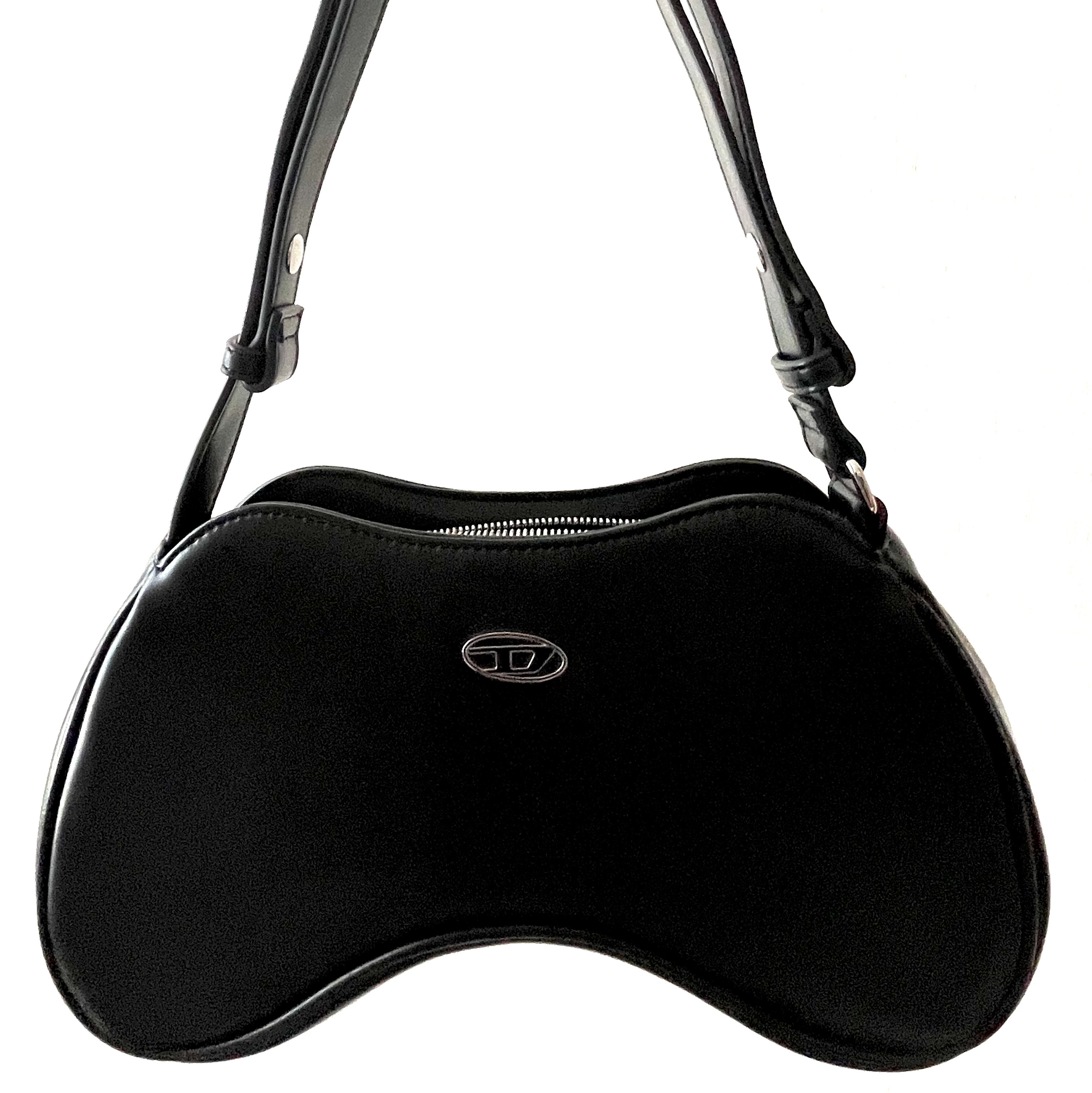 Diesel Play Shoulder Bag Black 착용 스타일