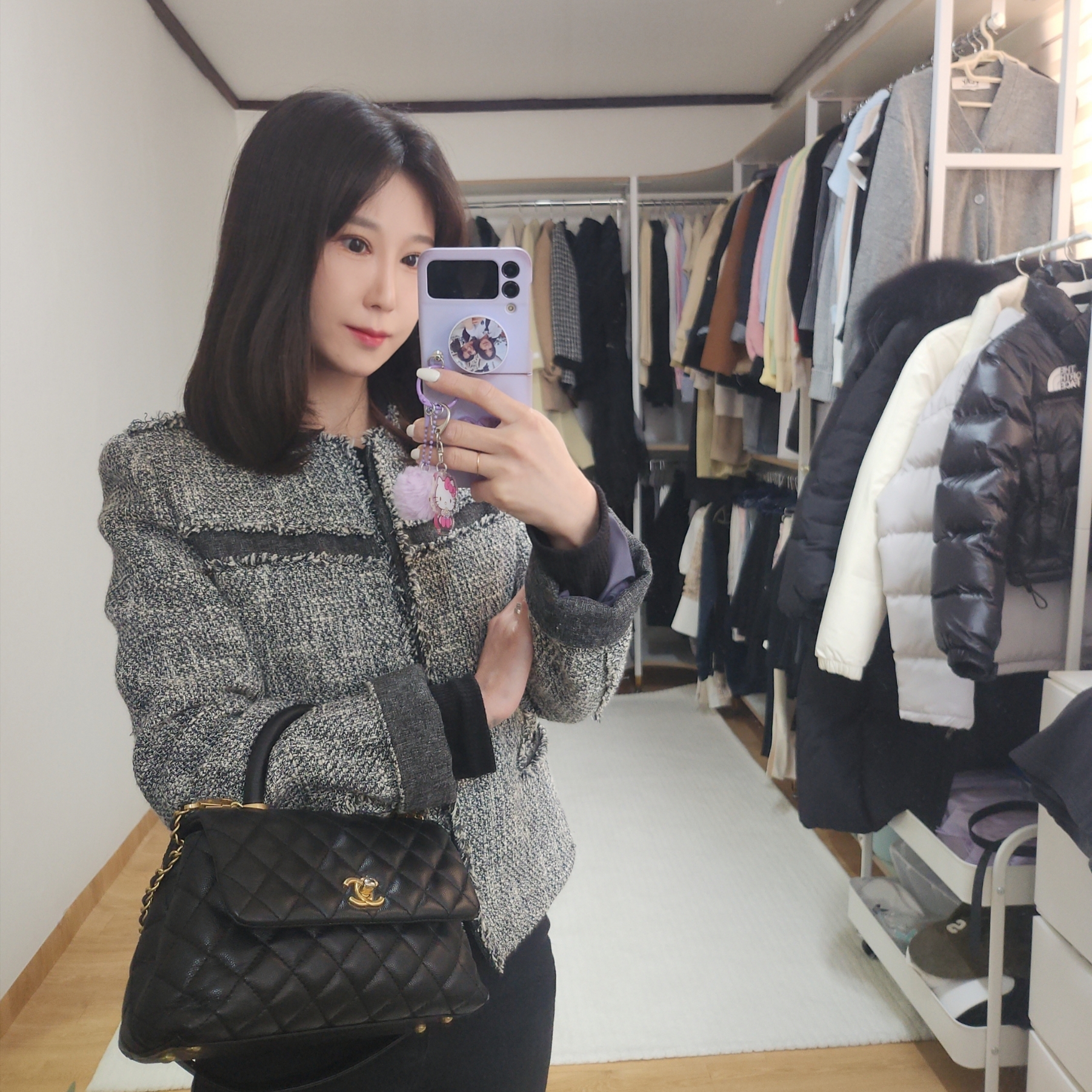 Chanel Flap Bag with Top Handle Grained Calfskin & Gold Black 착용 스타일