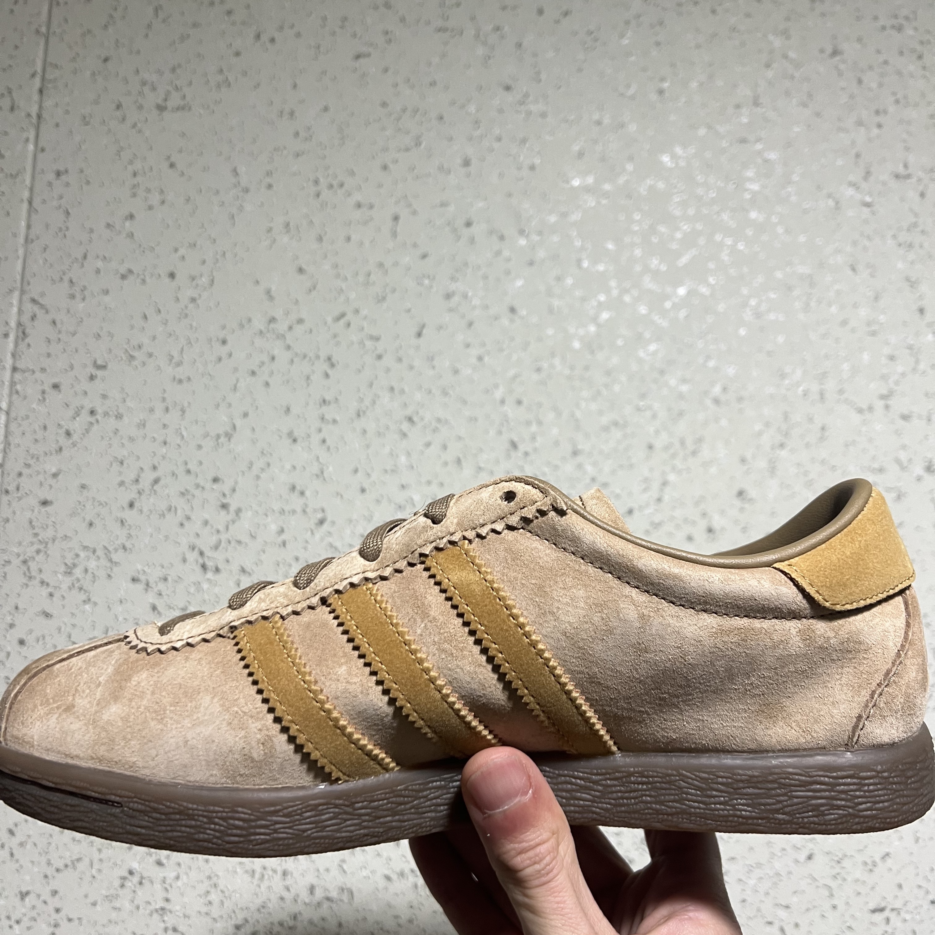 Adidas Tobacco Pantone Mesa 착용 스타일 - 1