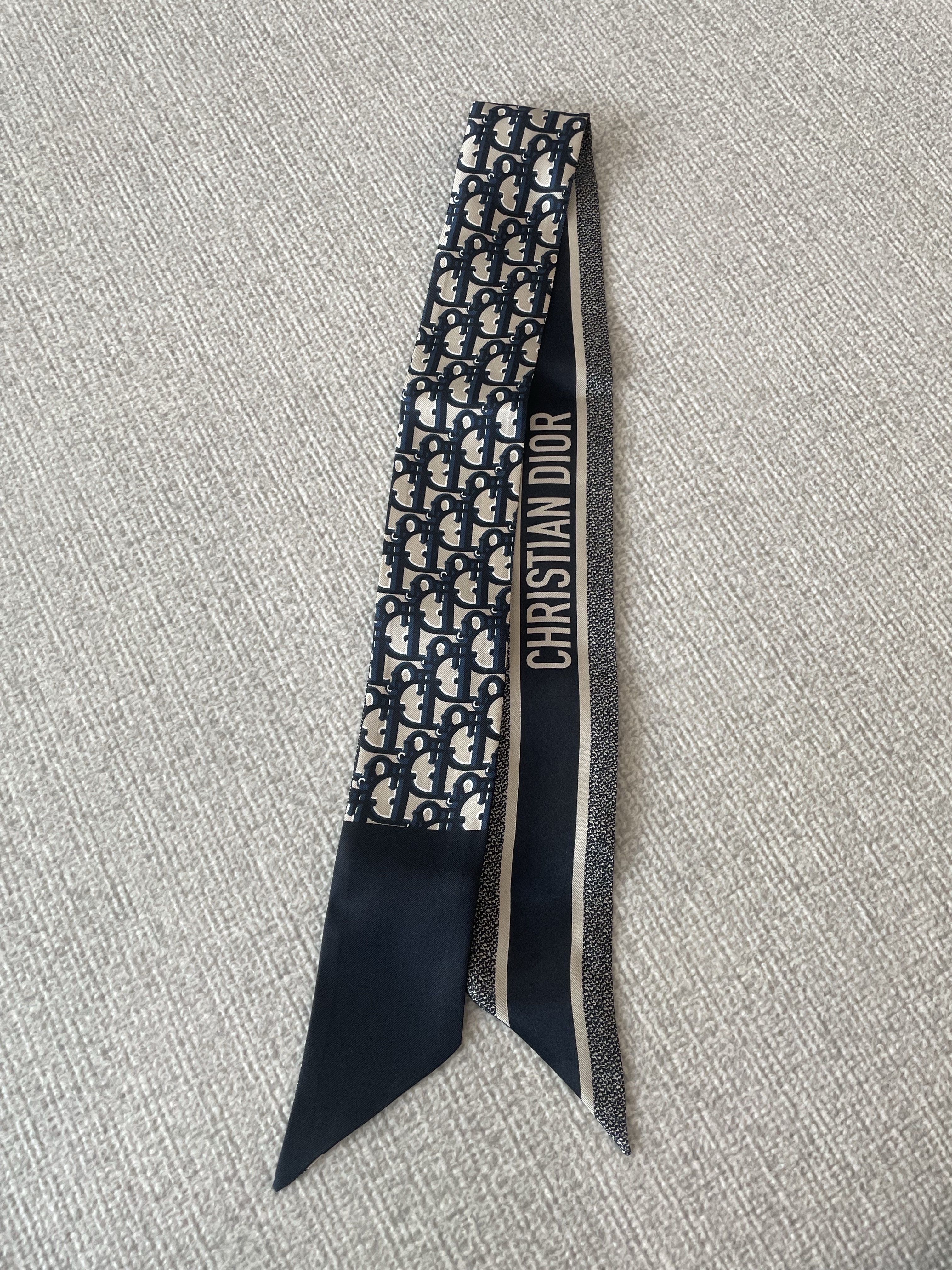 (W) Dior Oblique Mitzah Scarf Silk Twill Navy Blue 착용 스타일