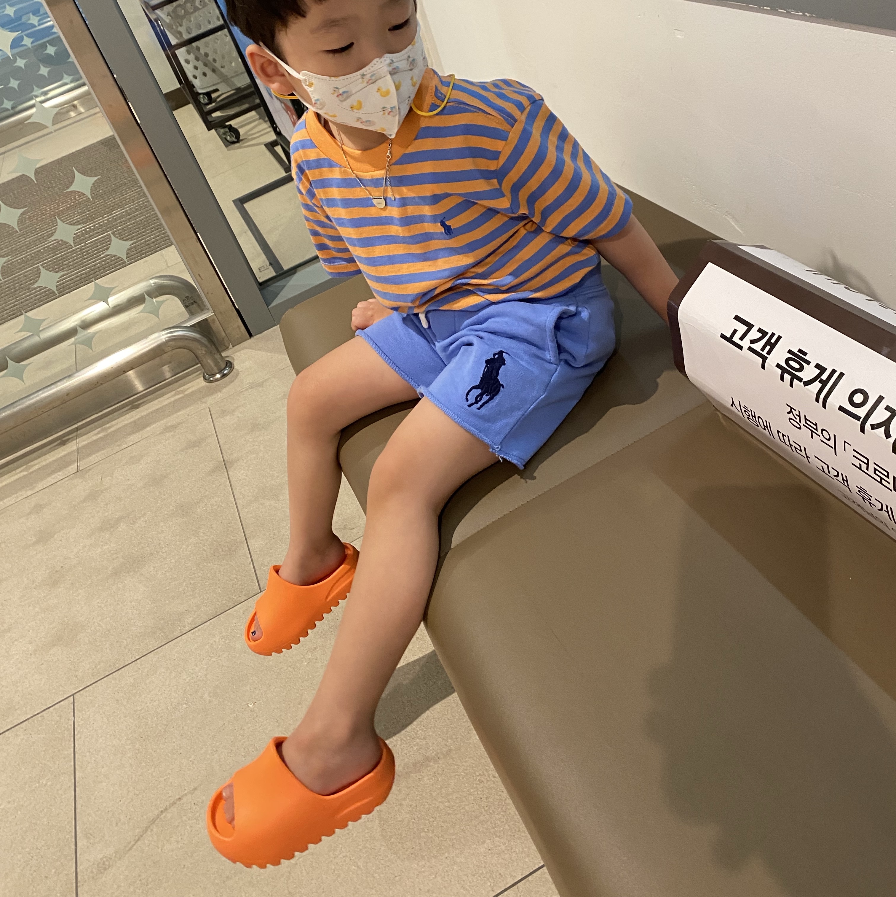(Kids) Adidas Yeezy Slide Enflame Orange 착용 스타일 - 1