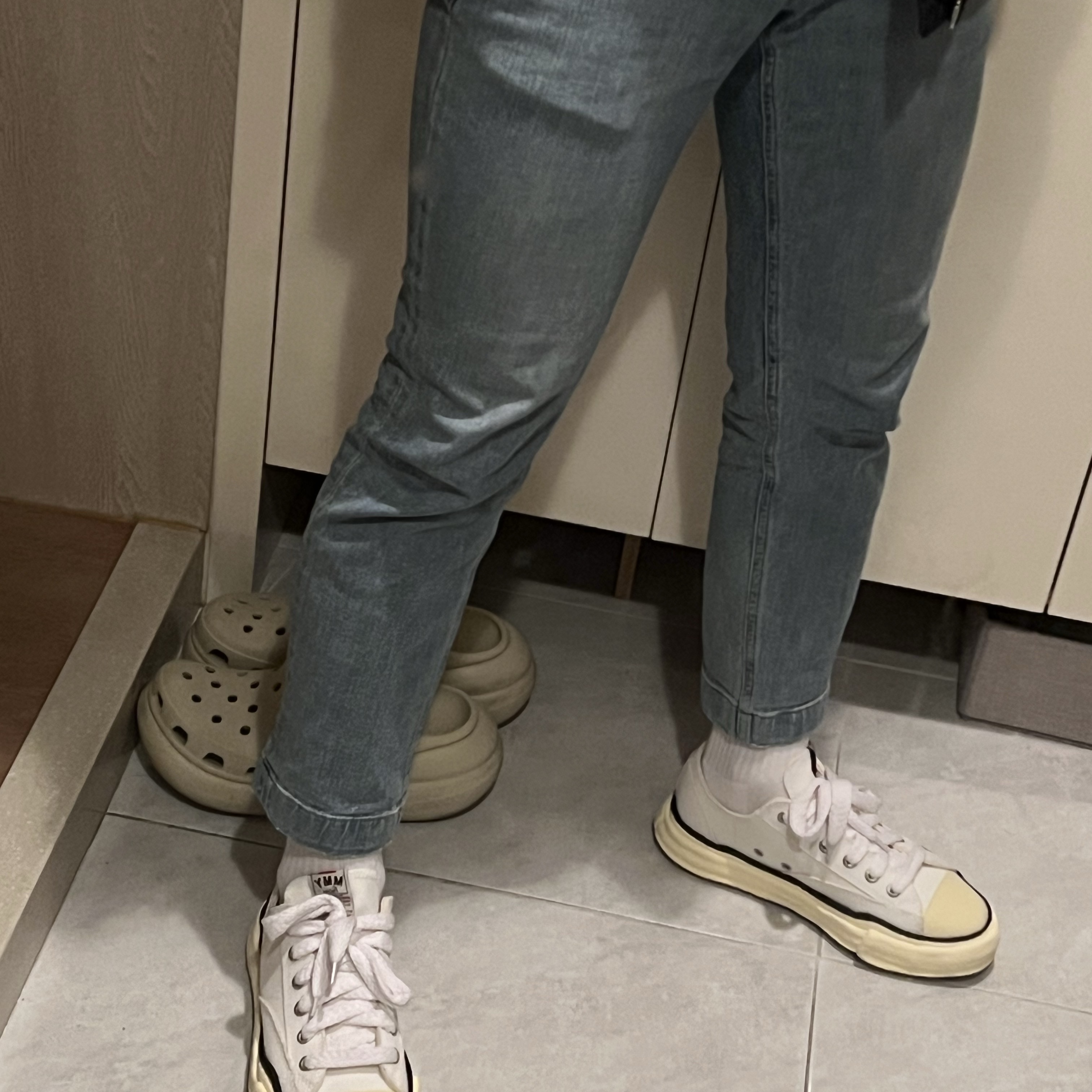 Maison Mihara Yasuhiro Peterson VL OG Sole Canvas Low-top Sneakers White, IAB Studio Socks White (5 Pack) 착용 스타일 - 3