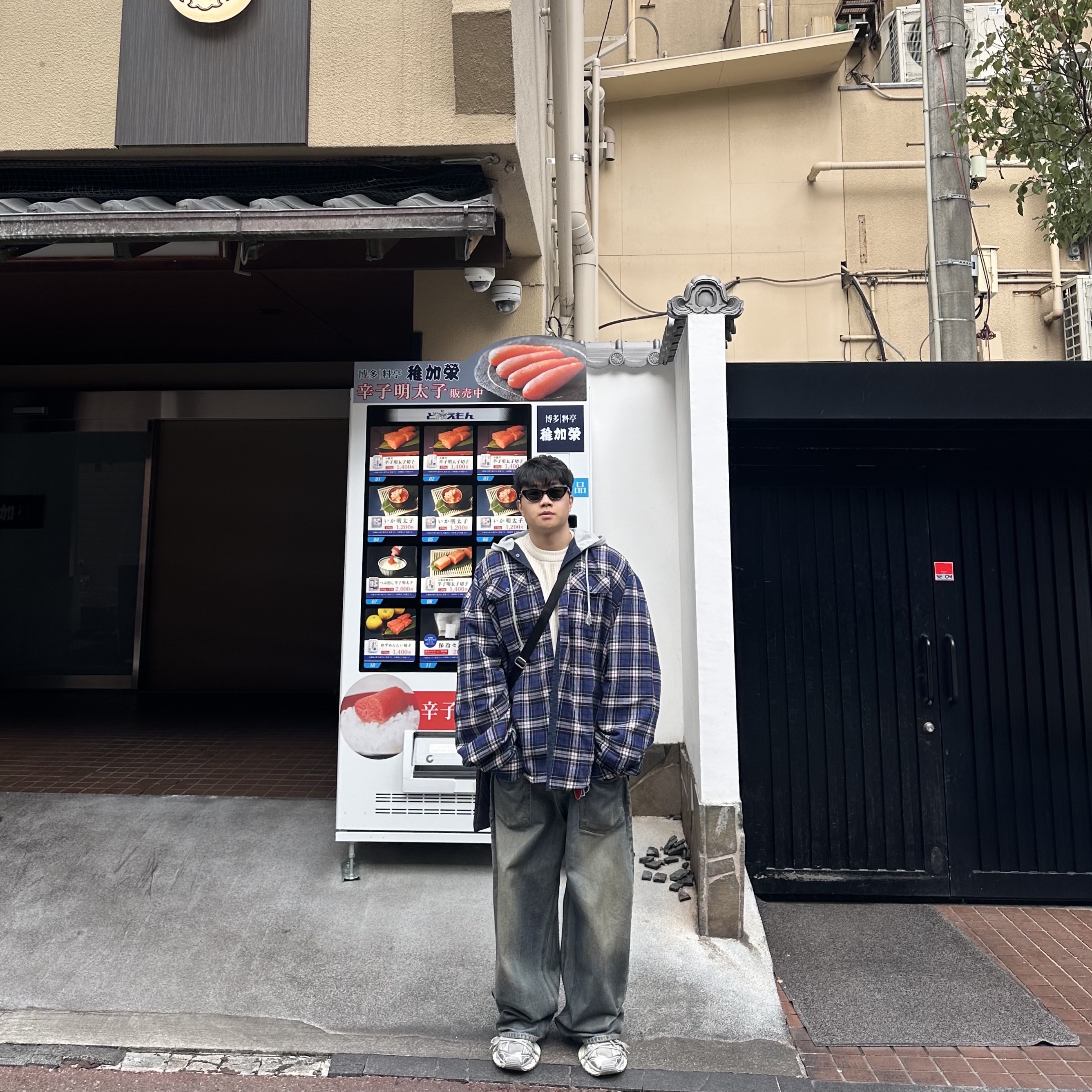 Project G/R Reversible Hoodie Check Shirts Navy, Project G/R Coated Backward Denim Pants Blue 착용 스타일