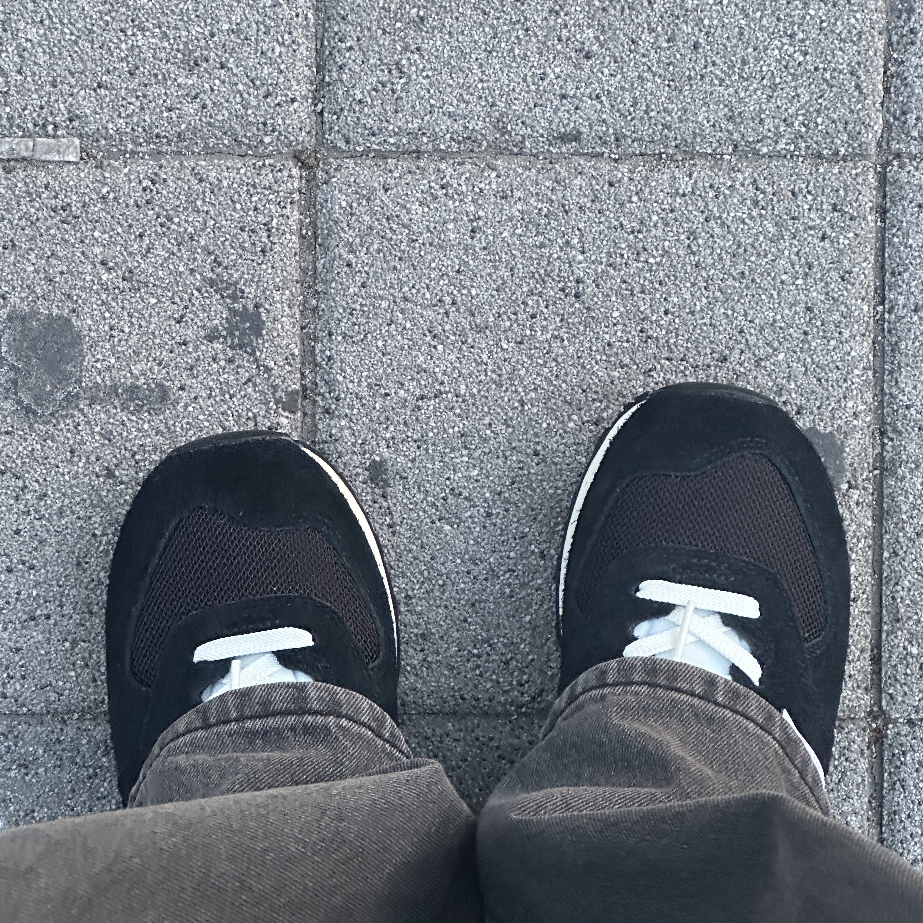 New Balance 574 Heritage Deep Black 착용 스타일 - 1