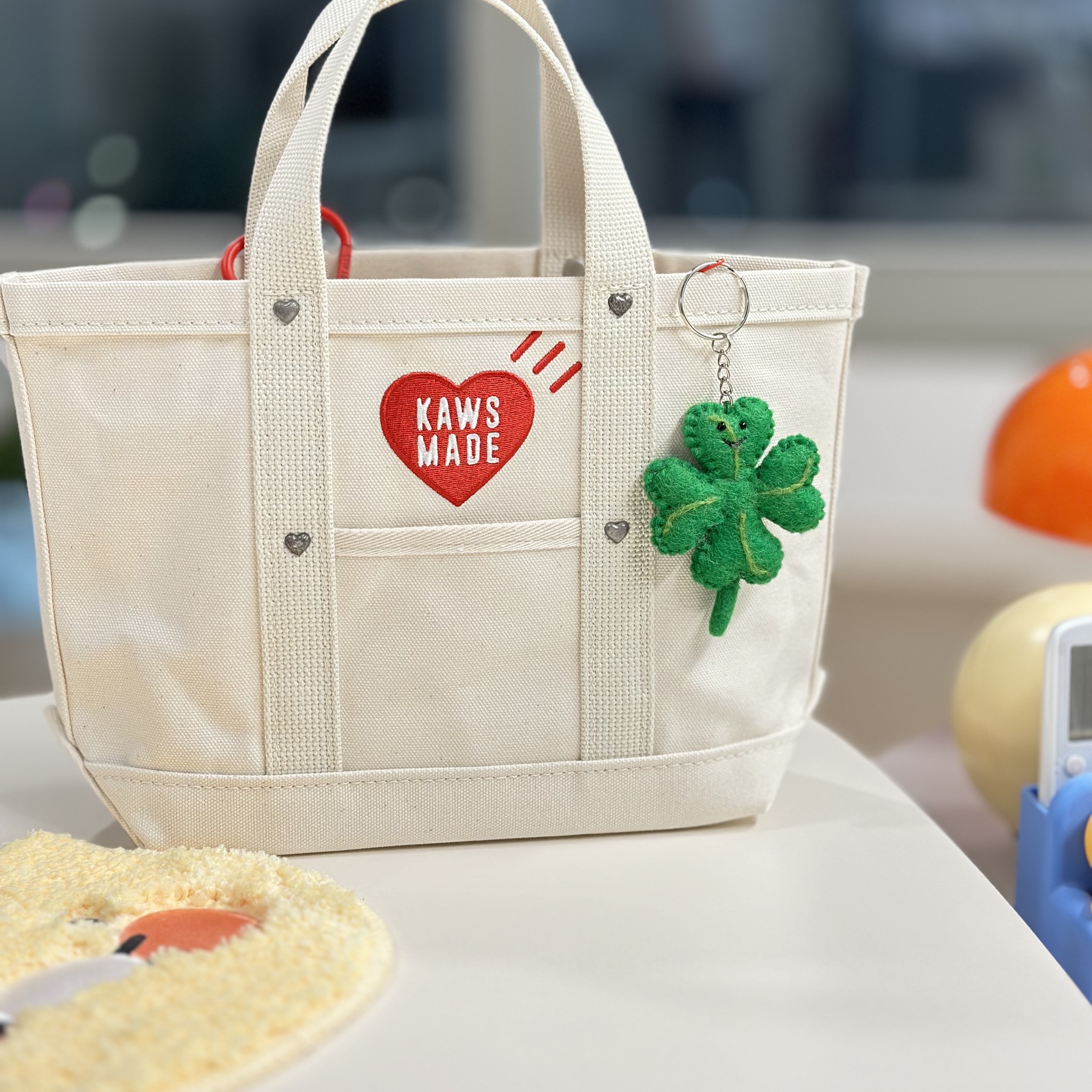 Human Made x Kaws Tote Bag Small White, Human Made Heart Carabiner Red 착용 스타일 - 2