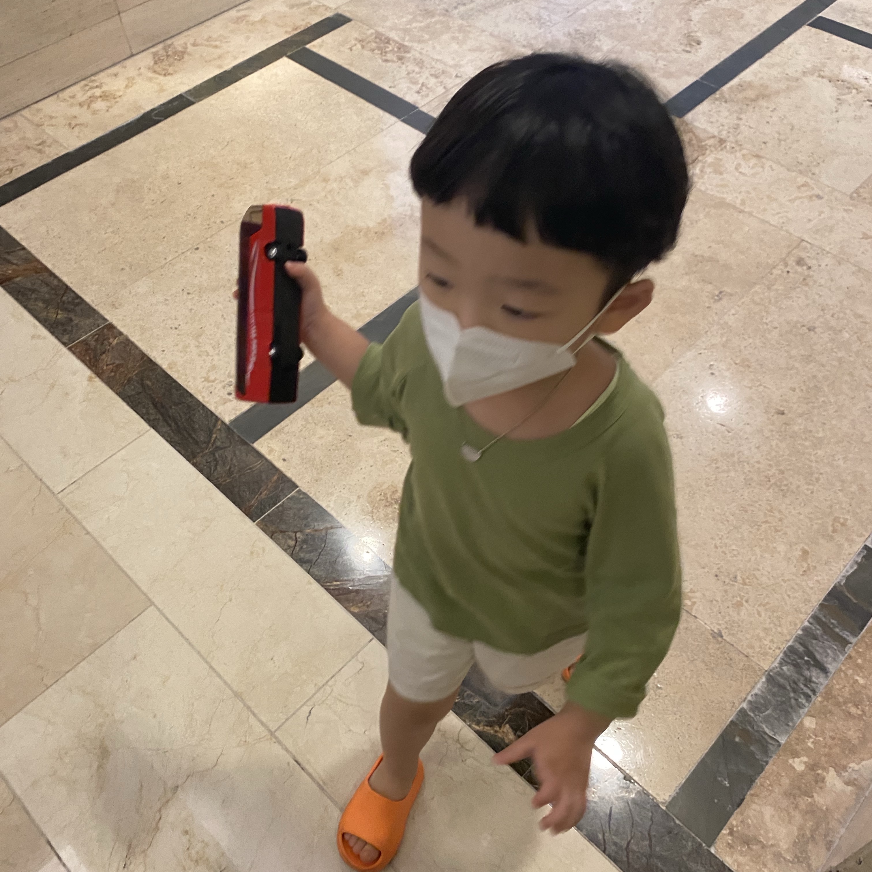 (Kids) Adidas Yeezy Slide Enflame Orange 착용 스타일 - 3