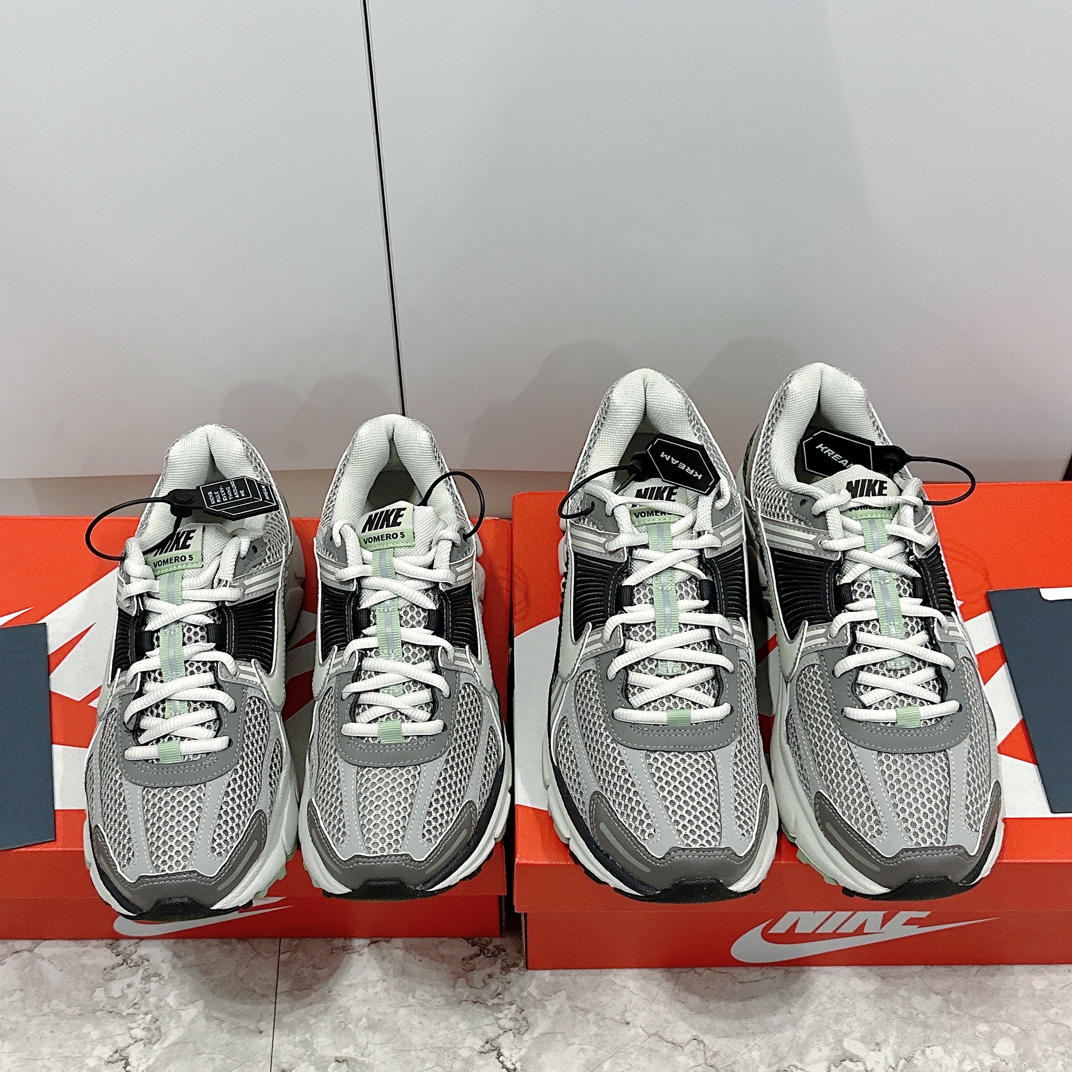 (W) Nike Zoom Vomero 5 Cobblestone and Flat Pewter 착용 스타일 - 1