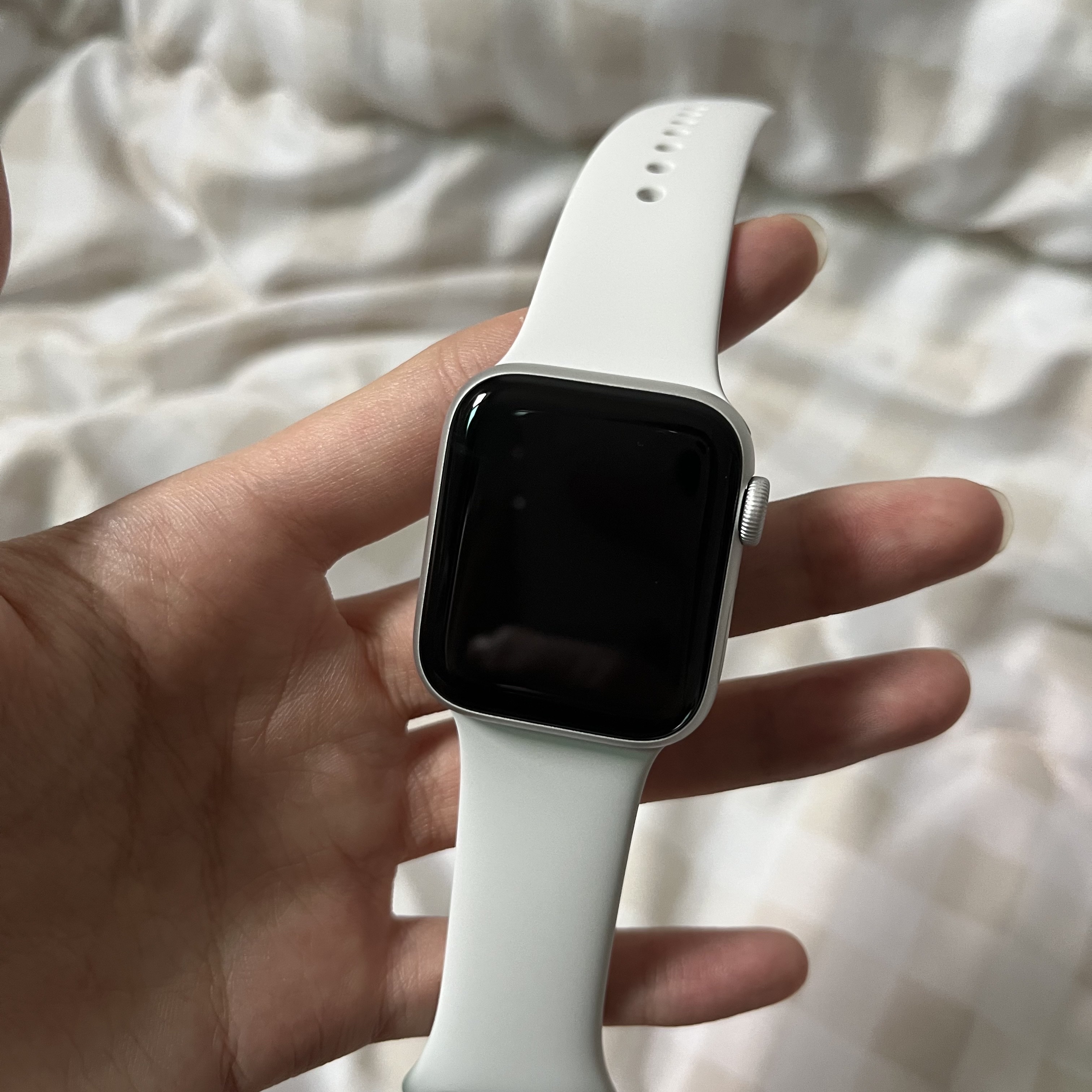 Apple Watch SE 40mm GPS Silver Aluminum Case with Sport Band White (Korean Ver.) 착용 스타일 - 2