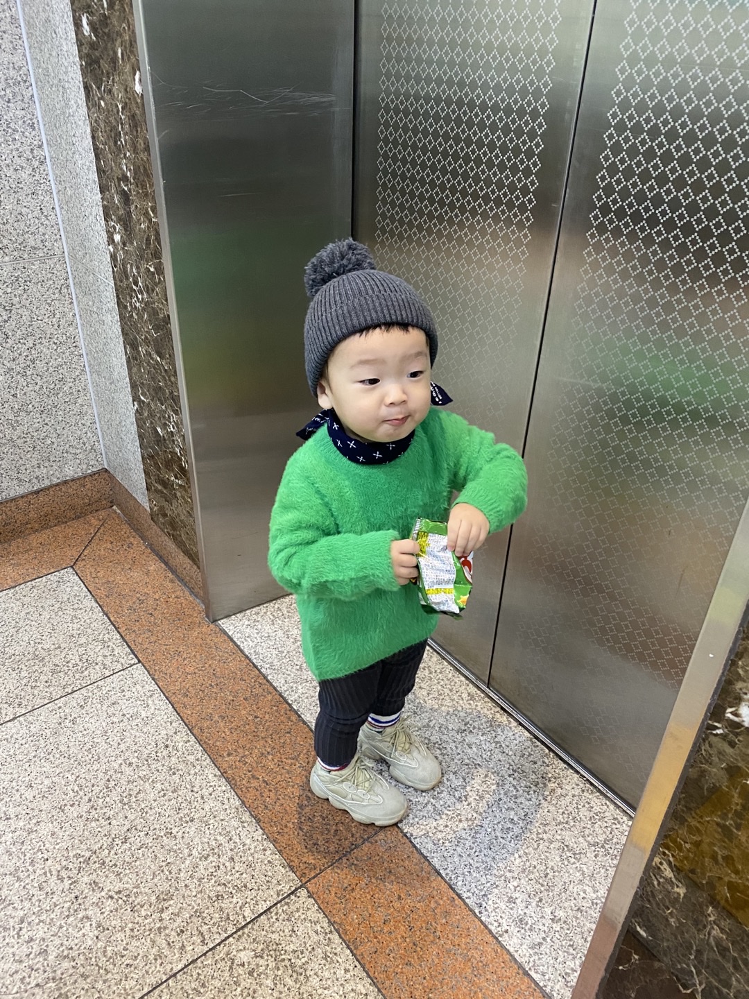(Infant) Adidas Yeezy 500 Bone White 착용 스타일