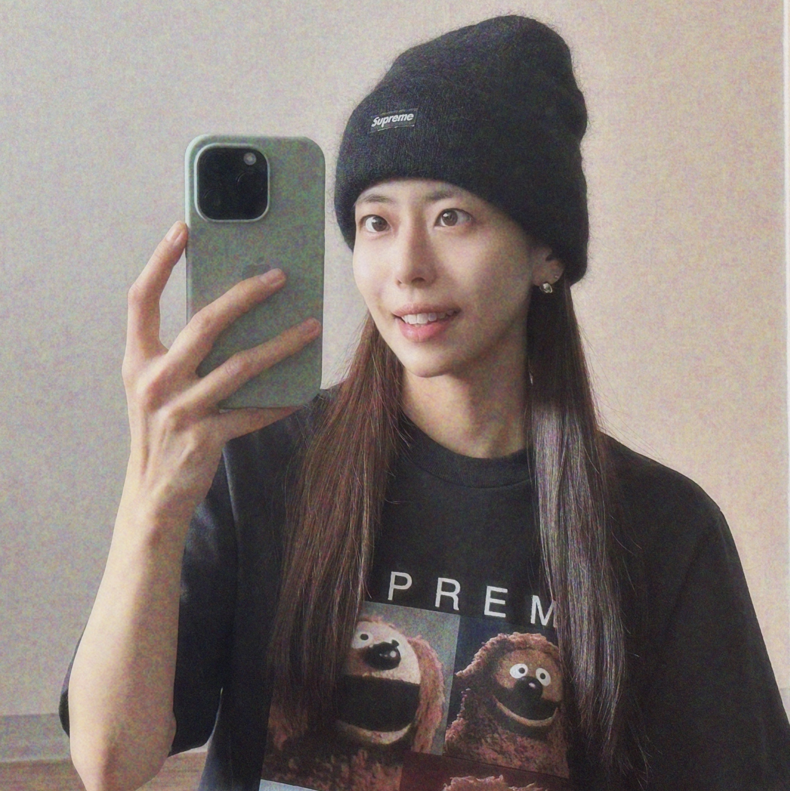 Supreme Mohair Beanie Black - 23FW, Supreme Rowlf T-Shirt Black - 24SS 착용 스타일 - 2