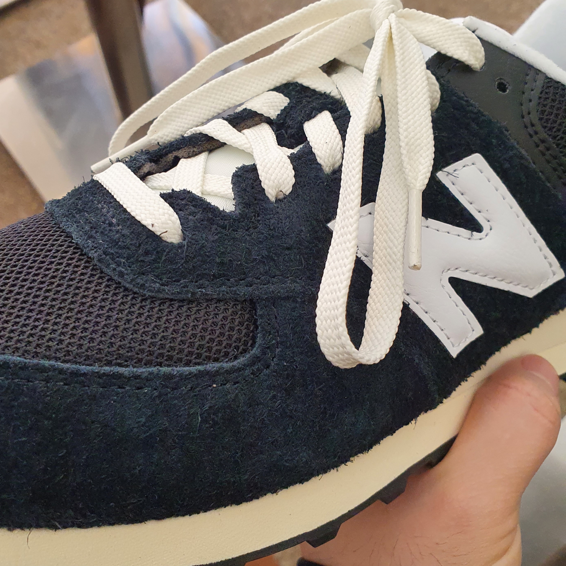 New Balance 574 Heritage Deep Black 착용 스타일 - 2