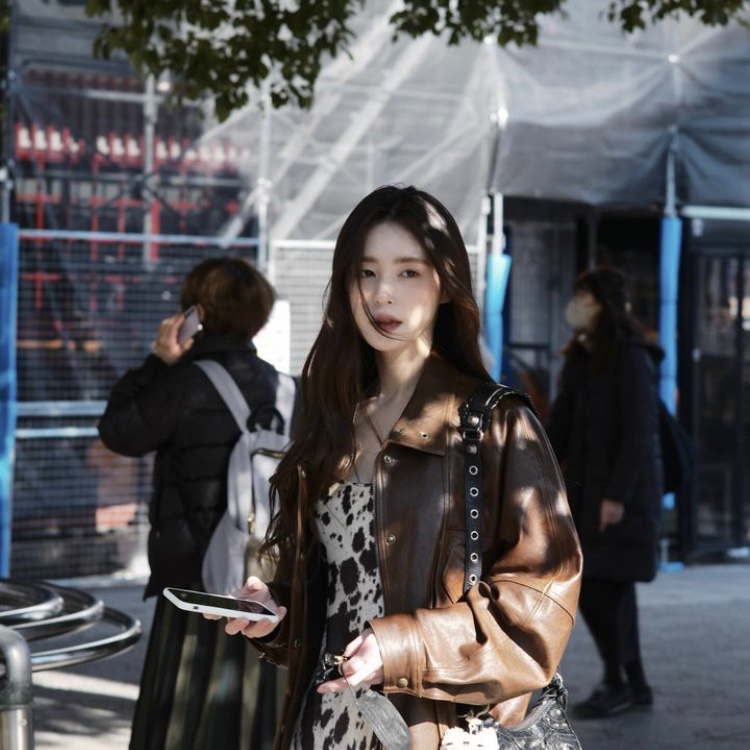 Balenciaga Le Cagole XS Shoulder Bag Latex Nappa Leather Black 착용 스타일