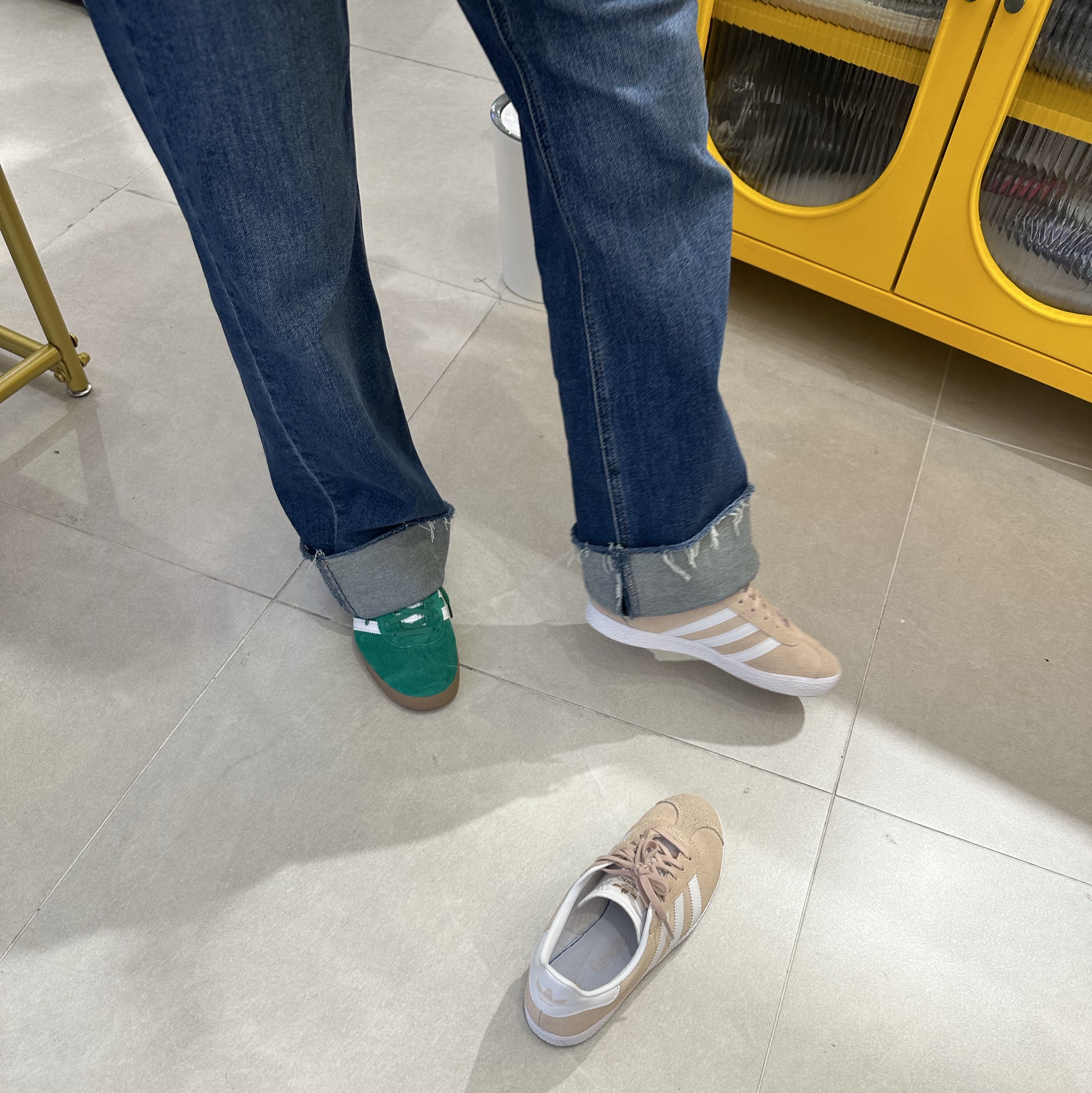 Adidas Gazelle Indoor Collegiate Green, (C) Adidas Gazelle Icey Pink White 착용 스타일 - 1