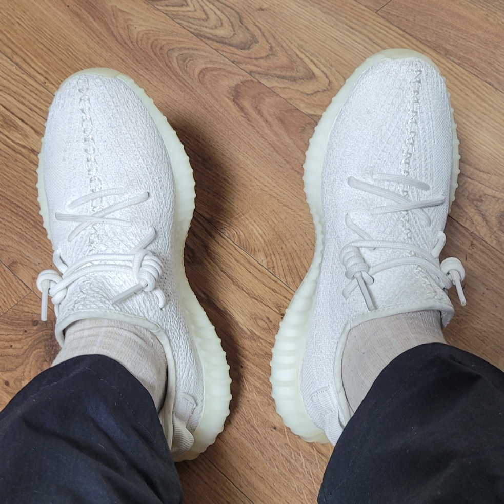 Adidas Yeezy Boost 350 V2 Cream/Triple White 착용 스타일 - 3