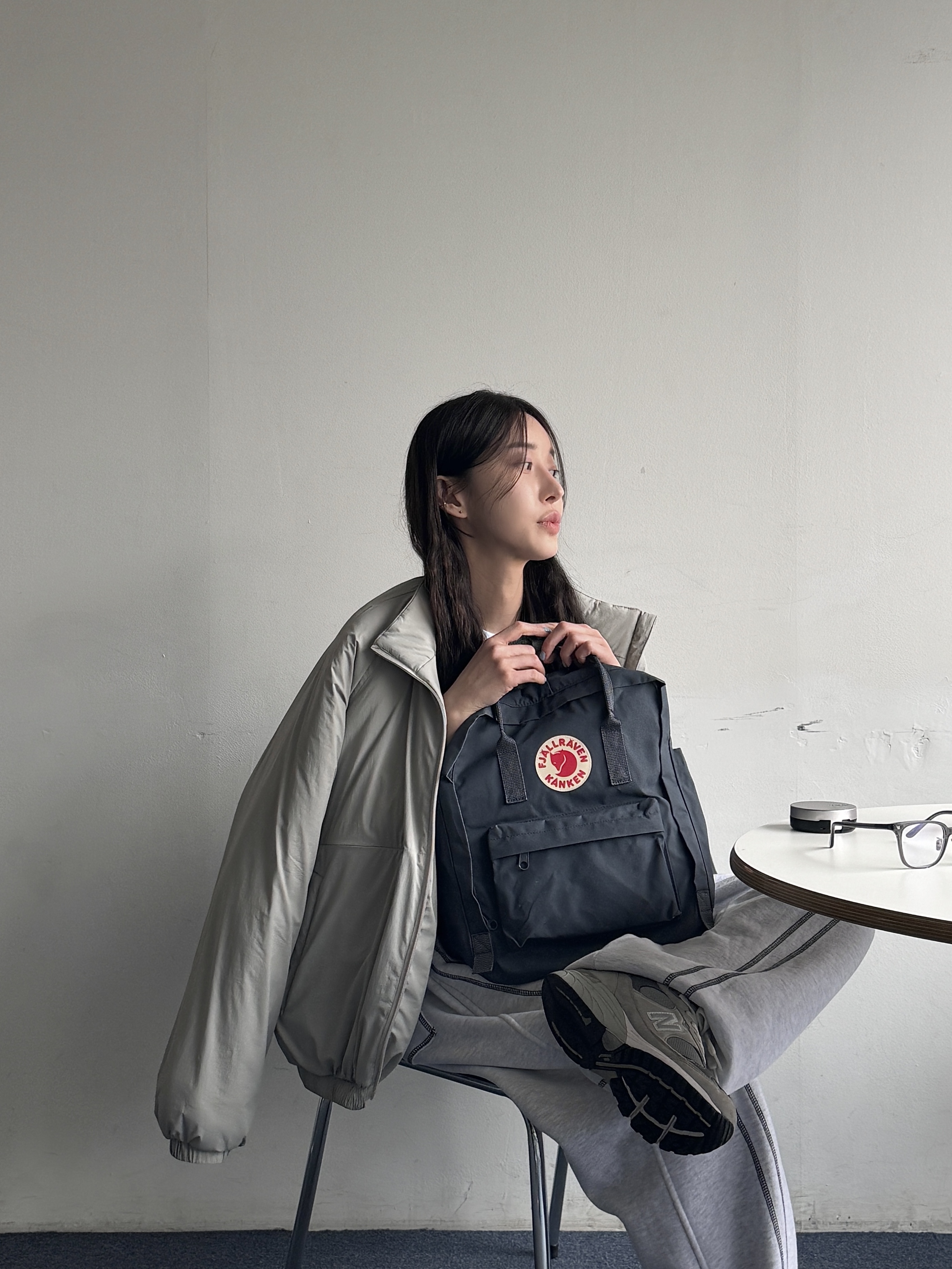 Fjallraven Kanken Graphite, New Balance 993 Made in USA Grey - D Standard 착용 스타일 - 2