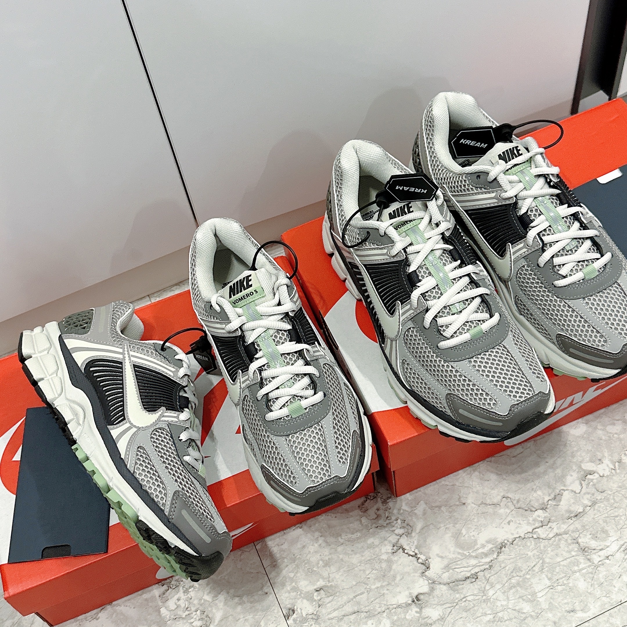 (W) Nike Zoom Vomero 5 Cobblestone and Flat Pewter 착용 스타일 - 3