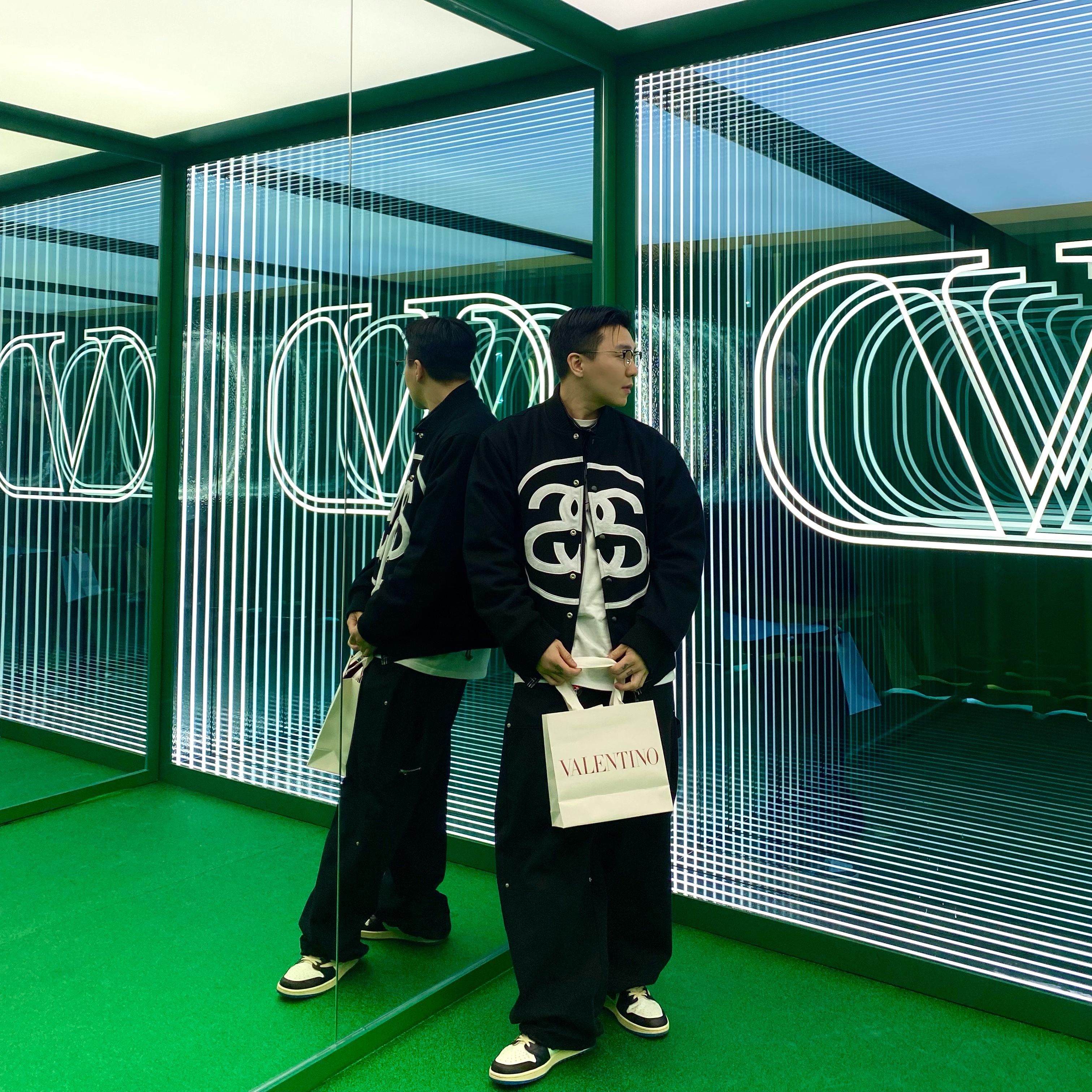 Jordan 1 x Travis Scott x Fragment Retro Low OG SP Military Blue, Stussy SS Link Varsity Jacket Black 착용 스타일