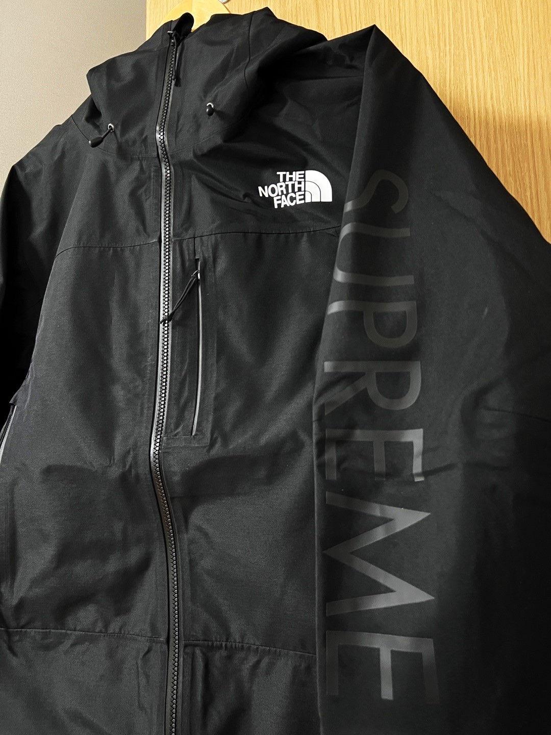 Supreme x The North Face Split Taped Seam Shell Jacket Black - 24SS 착용 스타일 - 1