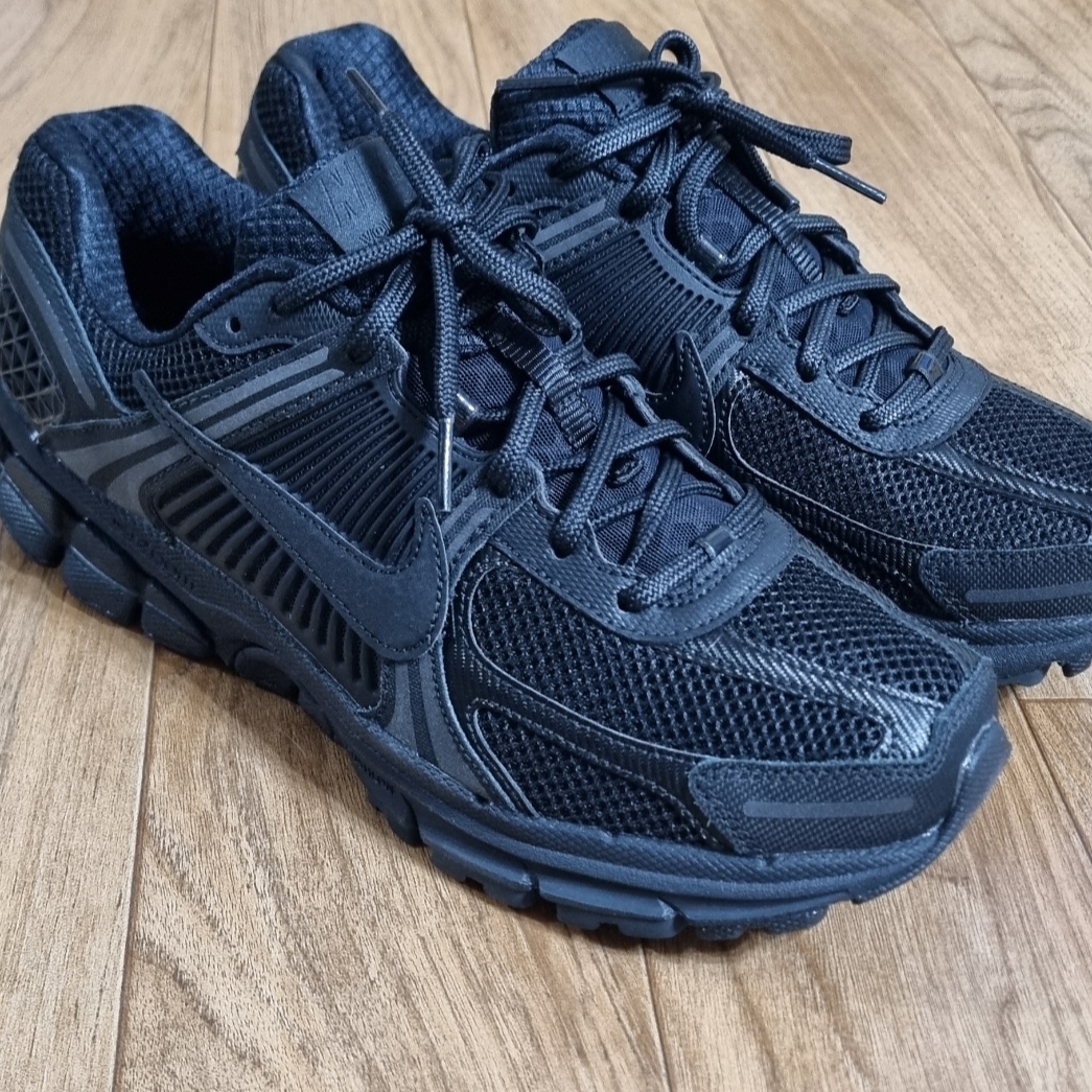 Nike Zoom Vomero 5 SP Black 착용 스타일 - 1