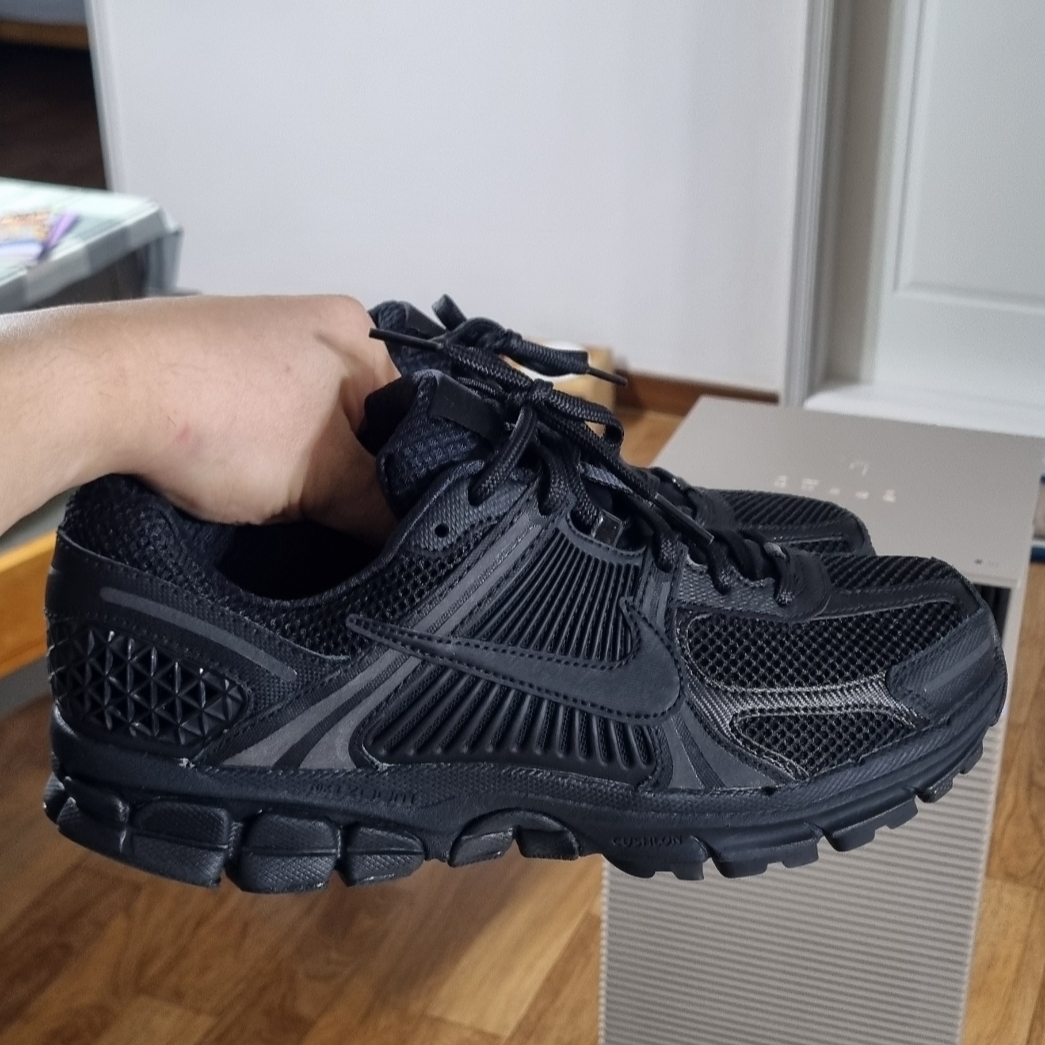 Nike Zoom Vomero 5 SP Black 착용 스타일 - 3