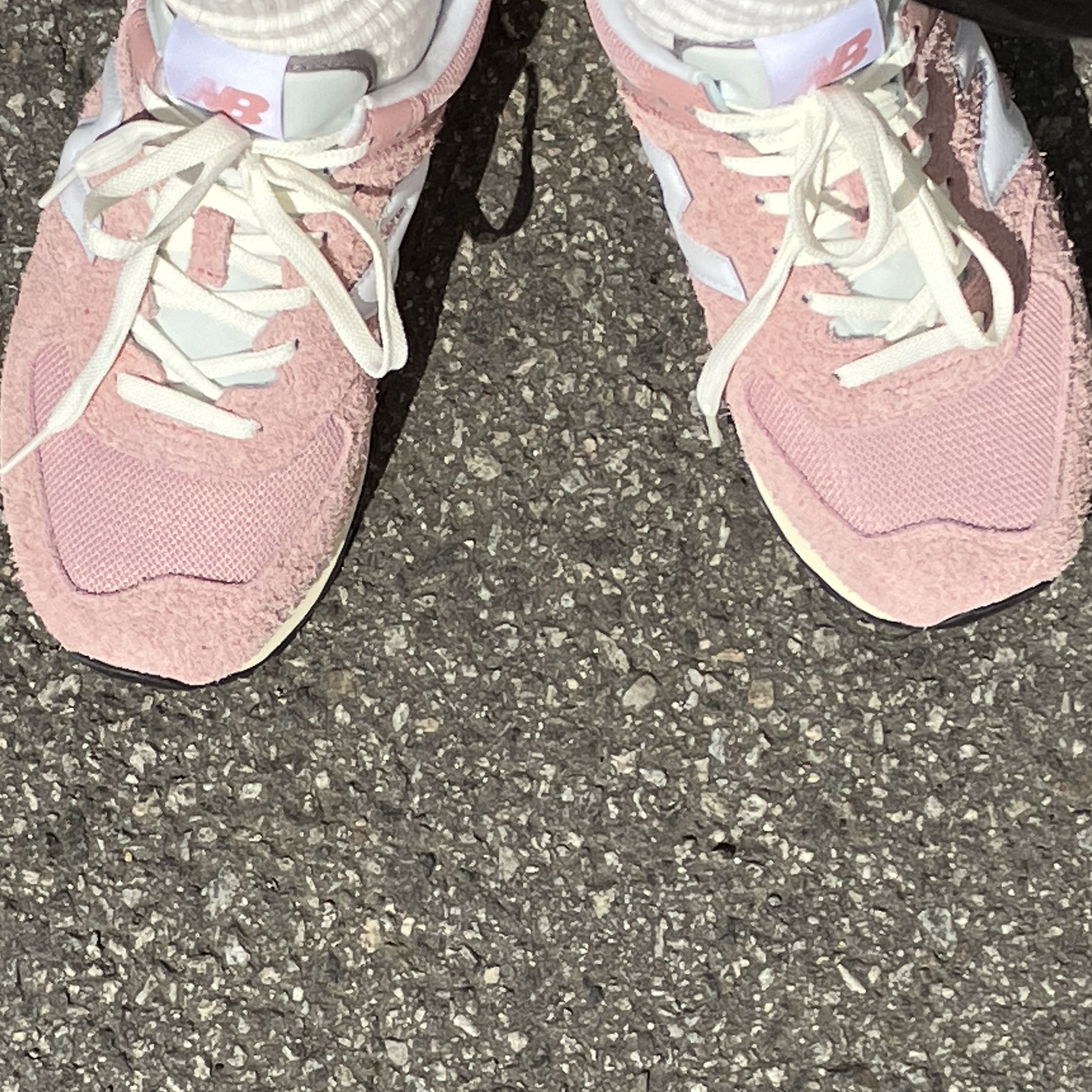 New Balance 574 Heritage Mellow Pink 착용 스타일 - 2
