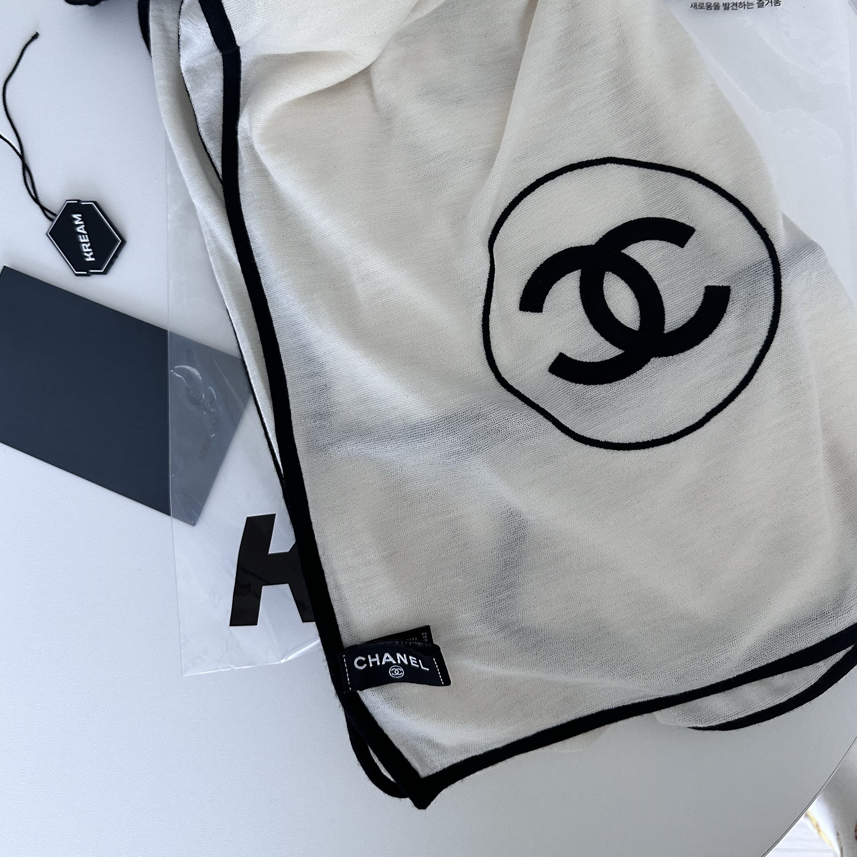 (W) Chanel Scarf Cashmere Silk & Ivory Black 착용 스타일