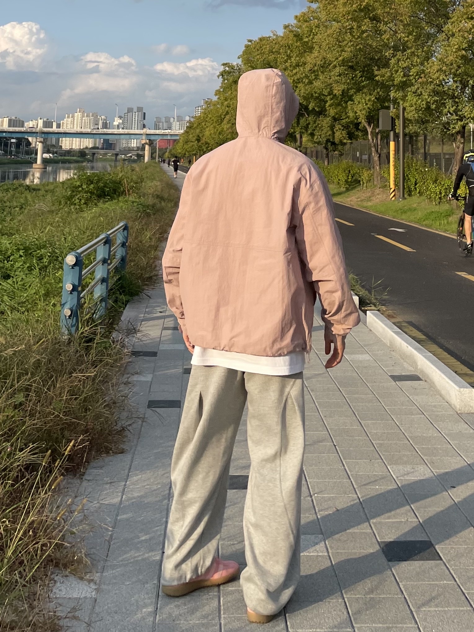 Adidas Bermuda Glow Pink 착용 스타일 - 3