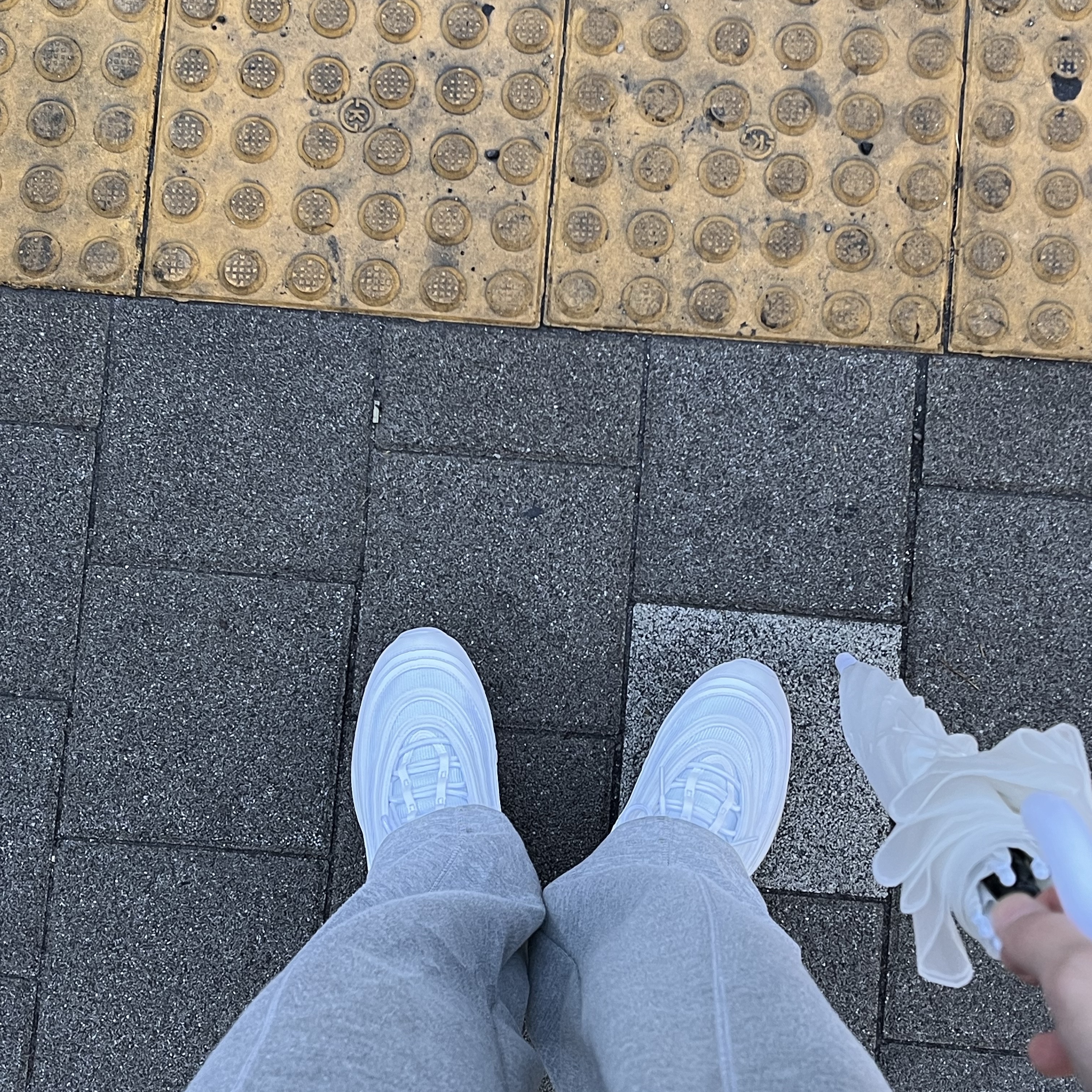 Nike Air Max 97 Triple White Wolf Grey 착용 스타일 - 1