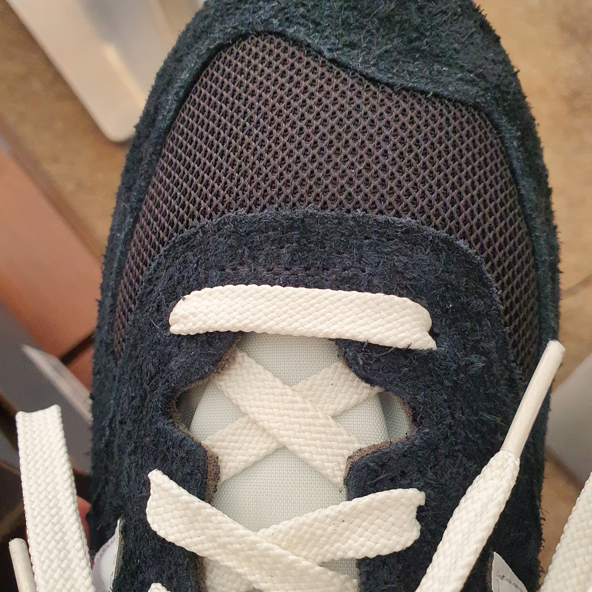 New Balance 574 Heritage Deep Black 착용 스타일 - 3
