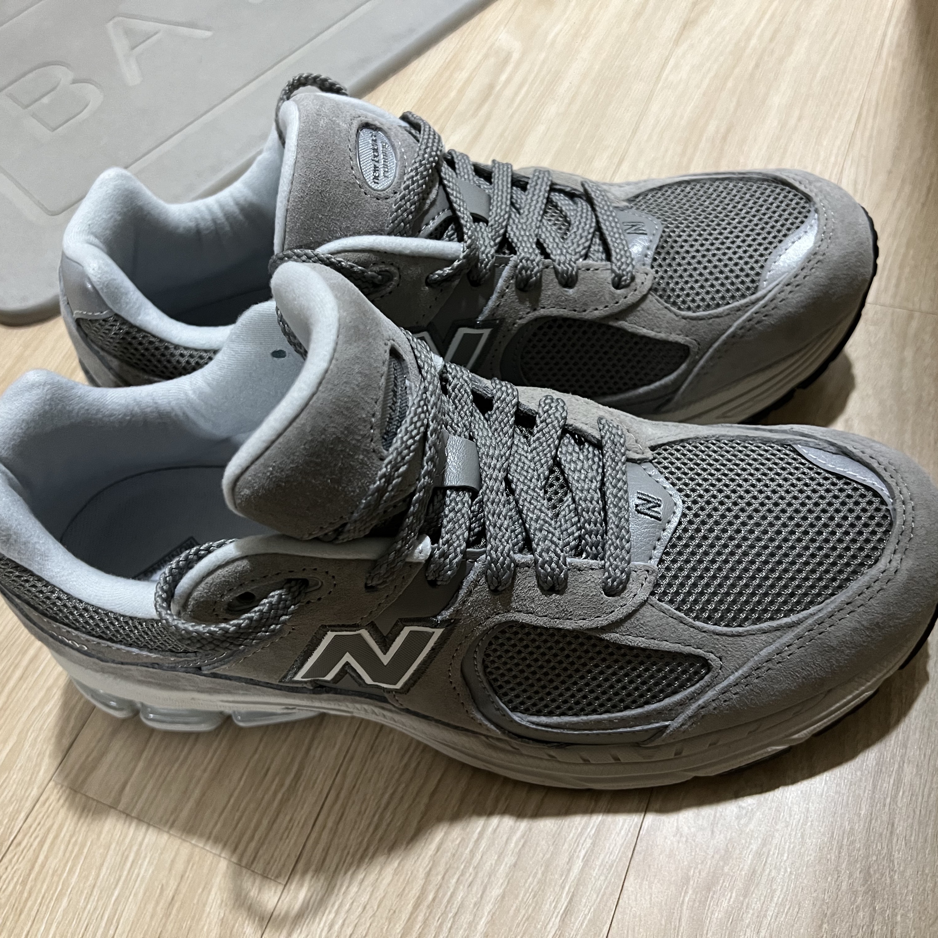 New Balance 2002R Grey 착용 스타일