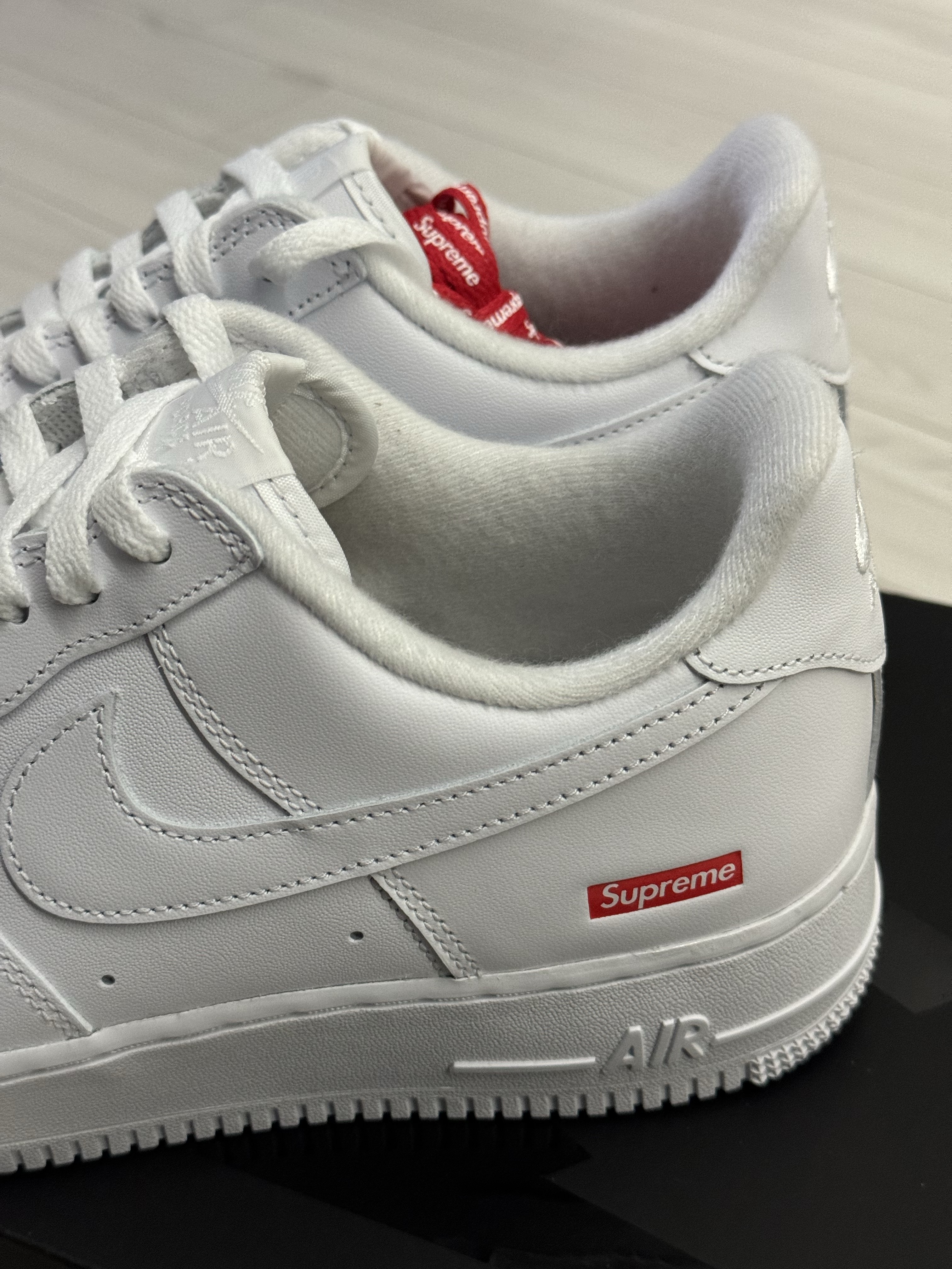 Nike x Supreme Air Force 1 Low White 착용 스타일 - 3