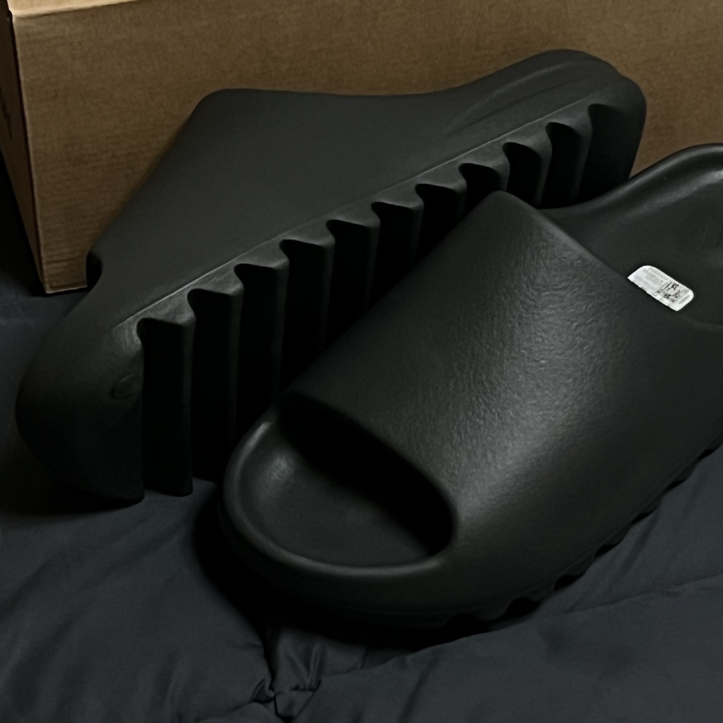 Adidas Yeezy Slide Dark Onyx 2024 착용 스타일 - 1