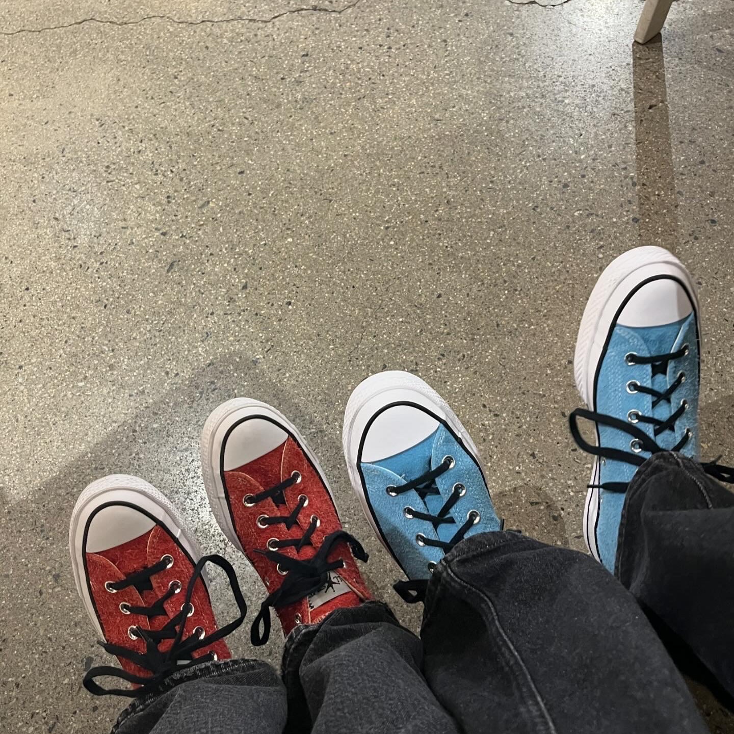 Converse x Stussy Chuck 70 Ox Poppy Red, Converse x Stussy Chuck 70 Hi Sky Blue 착용 스타일 - 1