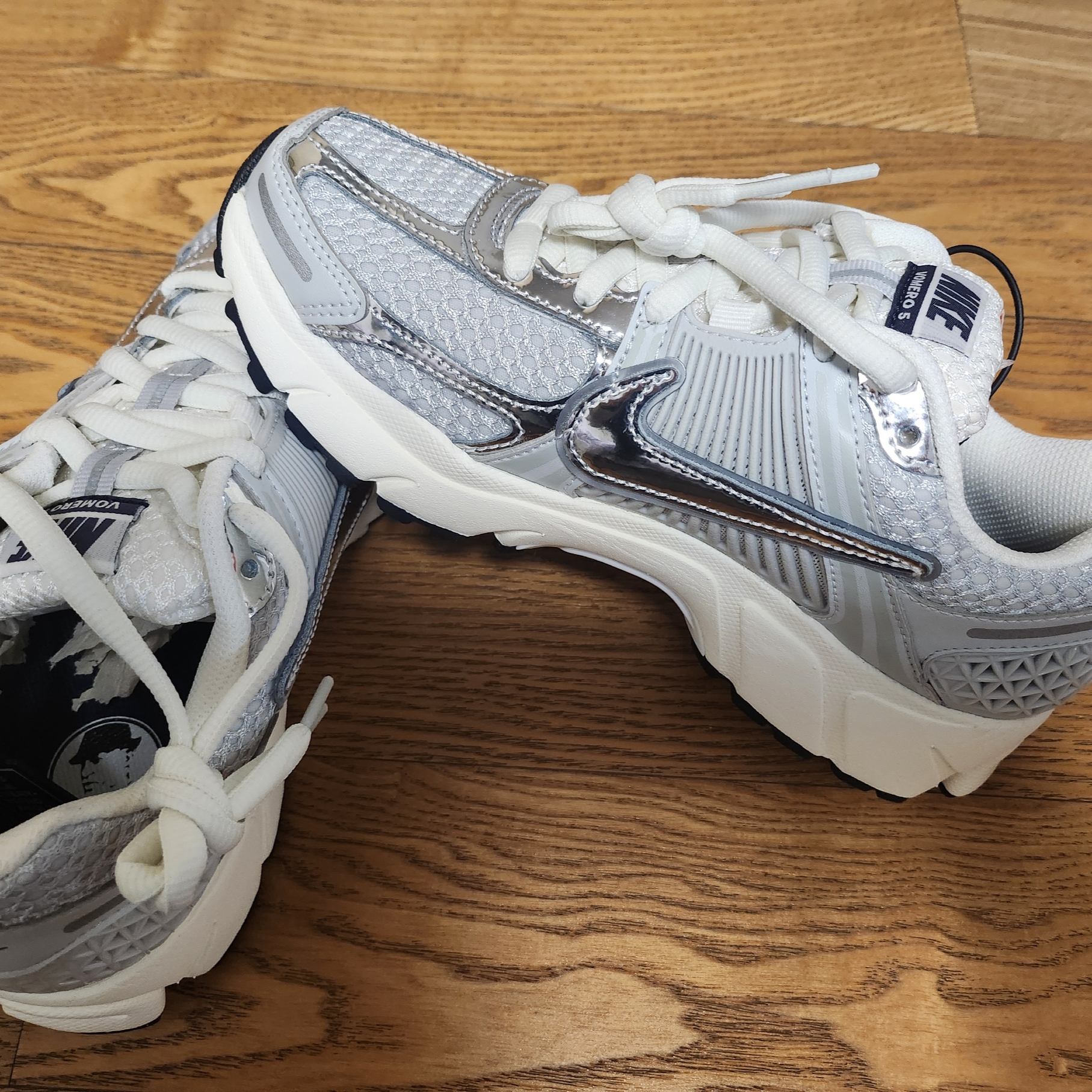 (W) Nike Zoom Vomero 5 Photon Dust and Metallic Silver 착용 스타일 - 2