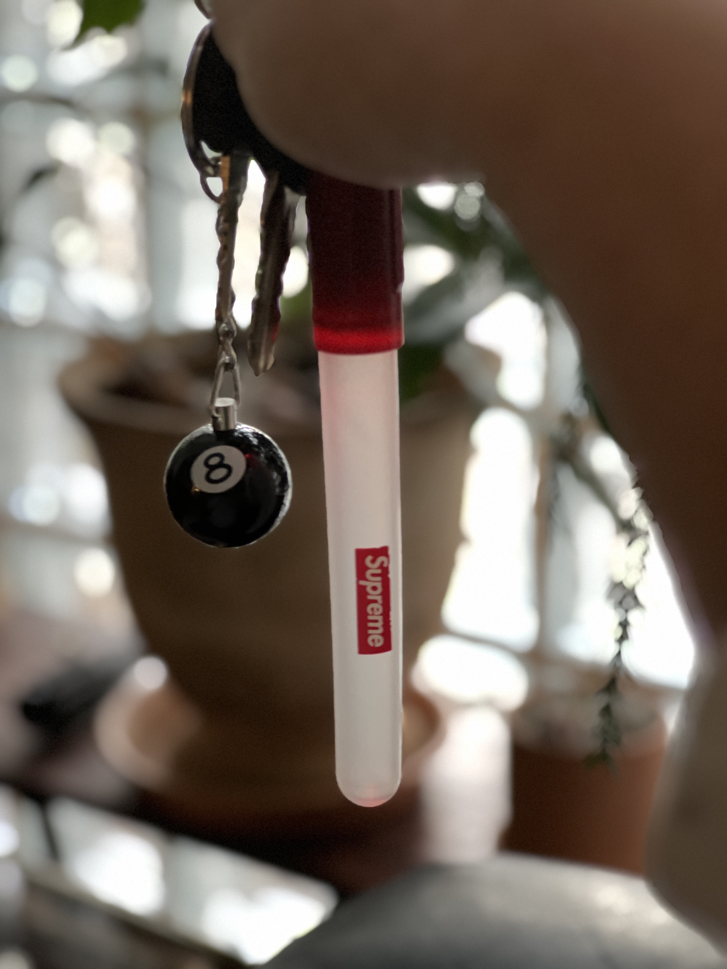 Stussy 8 Ball Keychain Black 착용 스타일