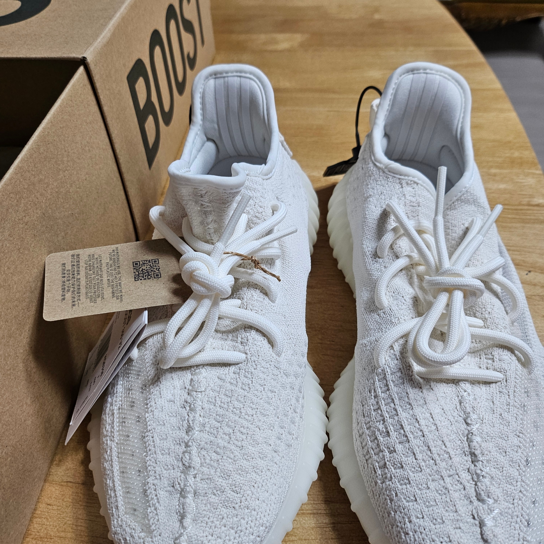 Adidas Yeezy Boost 350 V2 Bone 착용 스타일