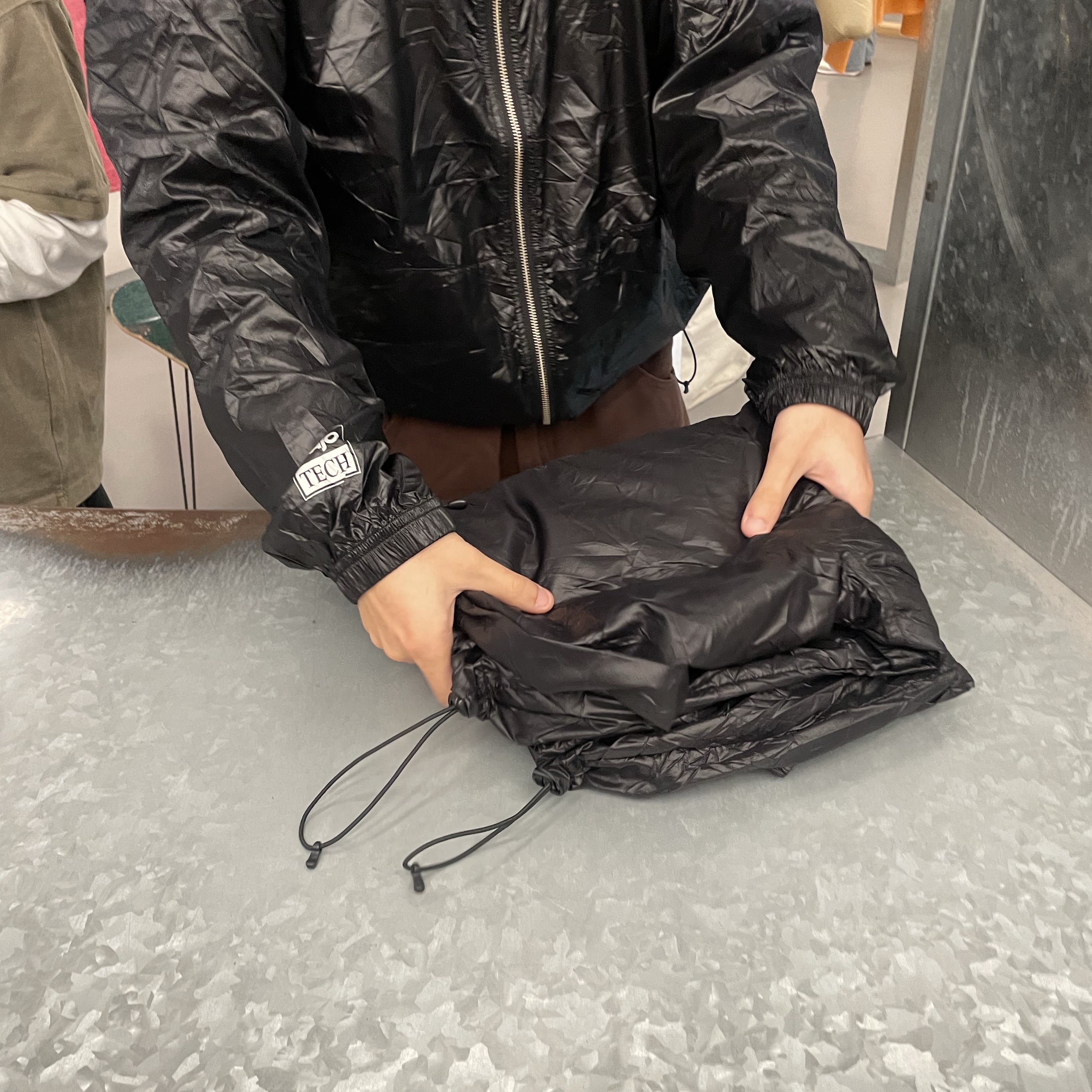 Stussy Beach Shell Wrinkled Nylon Jacket Black 착용 스타일 - 10