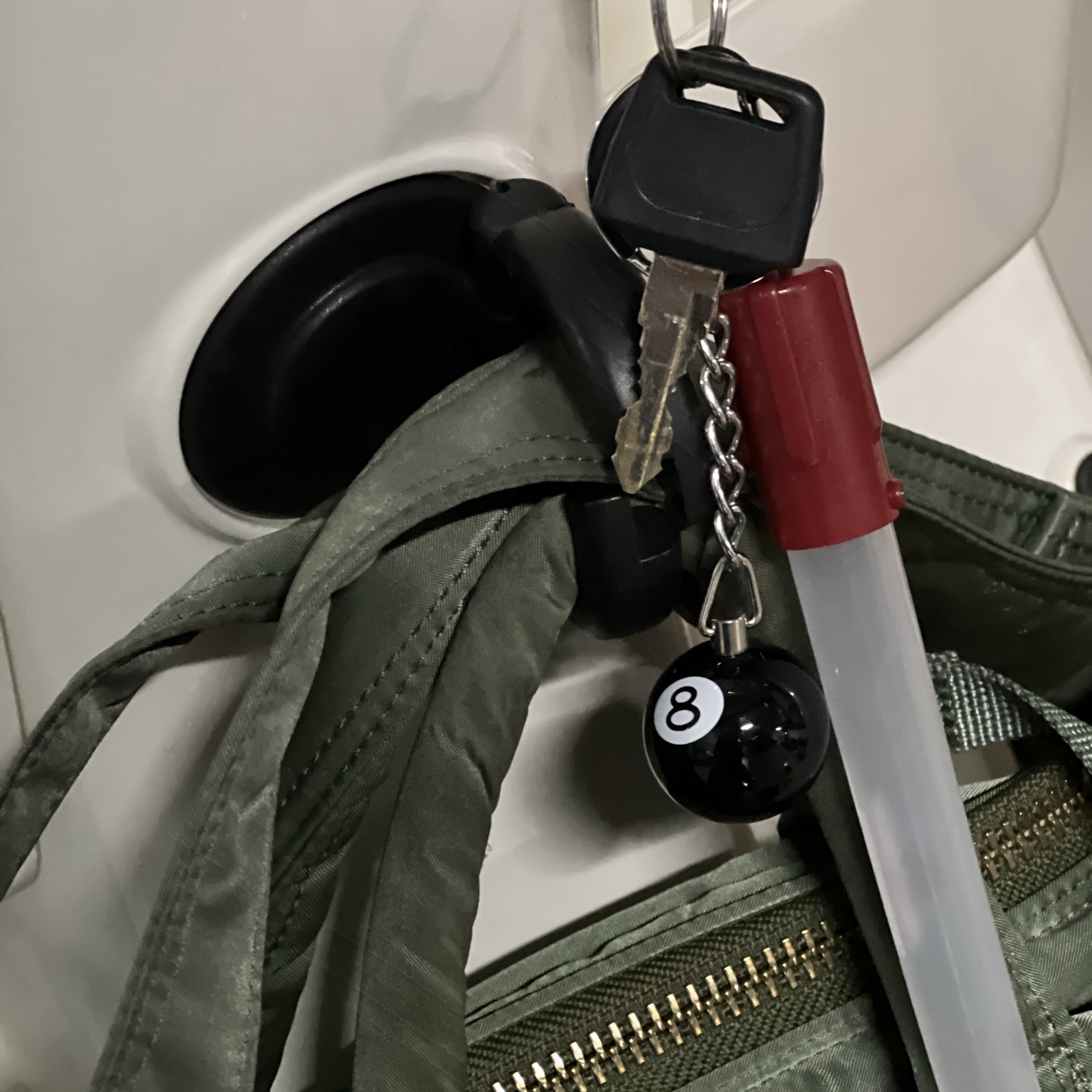 Stussy 8 Ball Keychain Black 착용 스타일