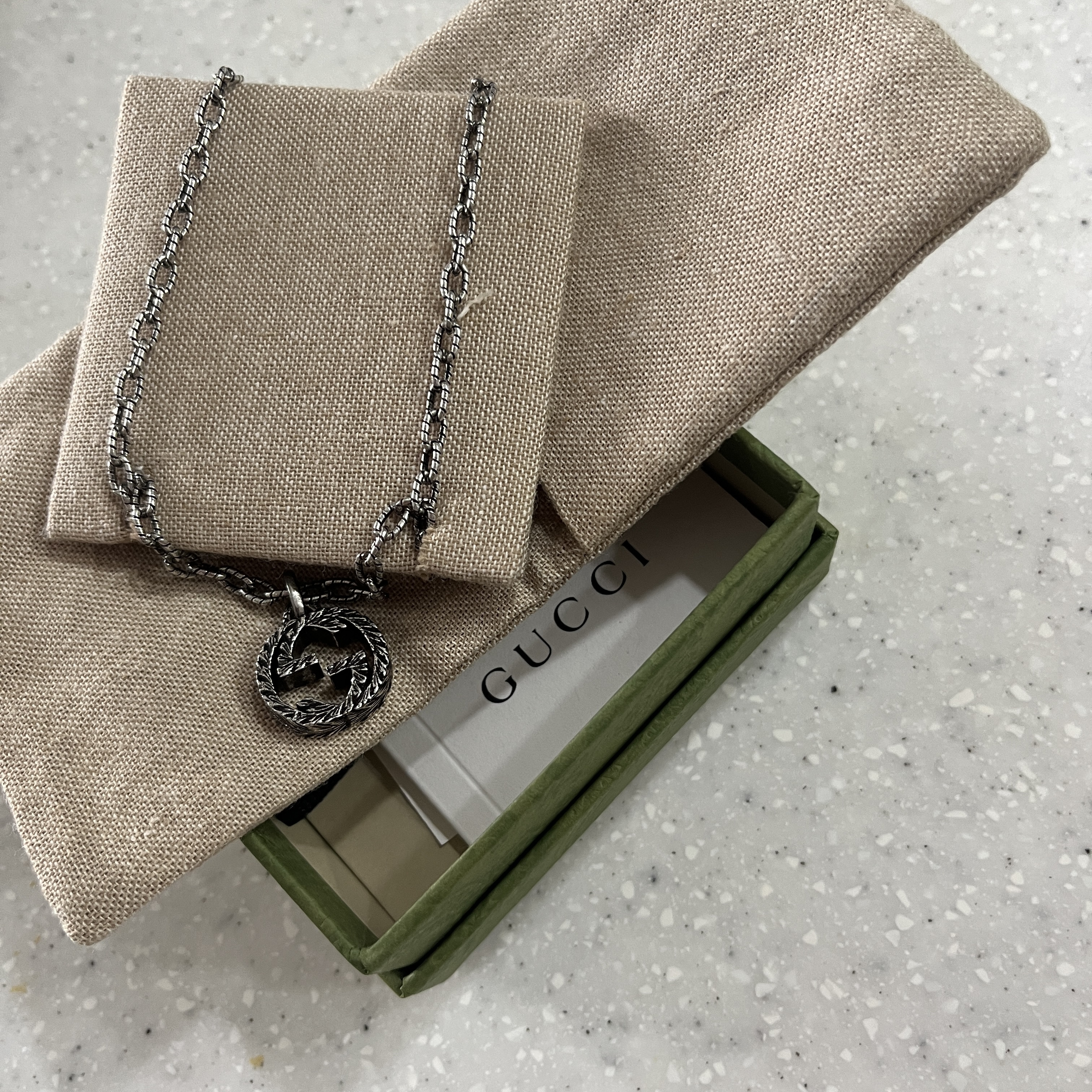 Gucci Interlocking G Pendant Necklace Silver 착용 스타일