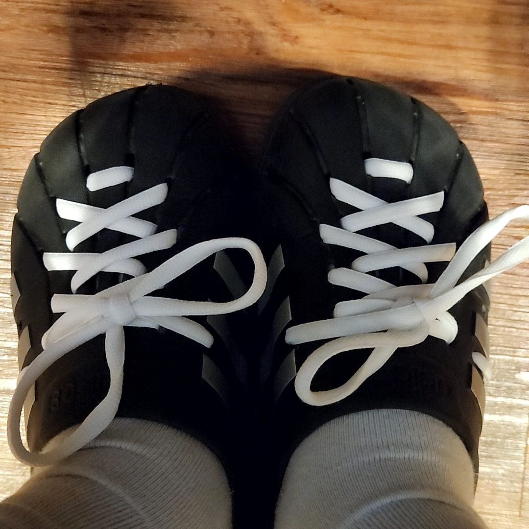Adidas Adilette Clogs Core Black Silver Metallic 착용 스타일