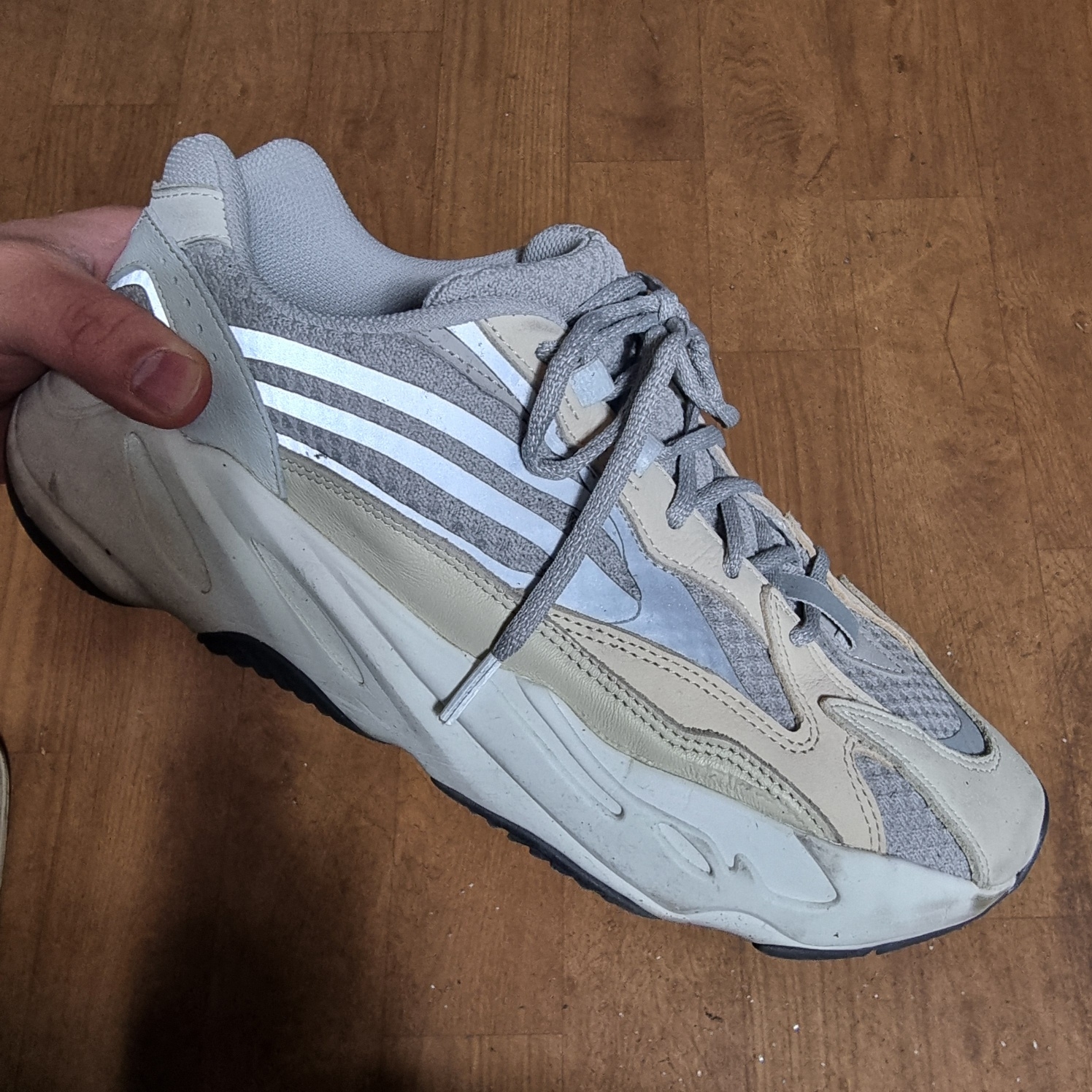 Adidas Yeezy Boost 700 V2 Cream 착용 스타일