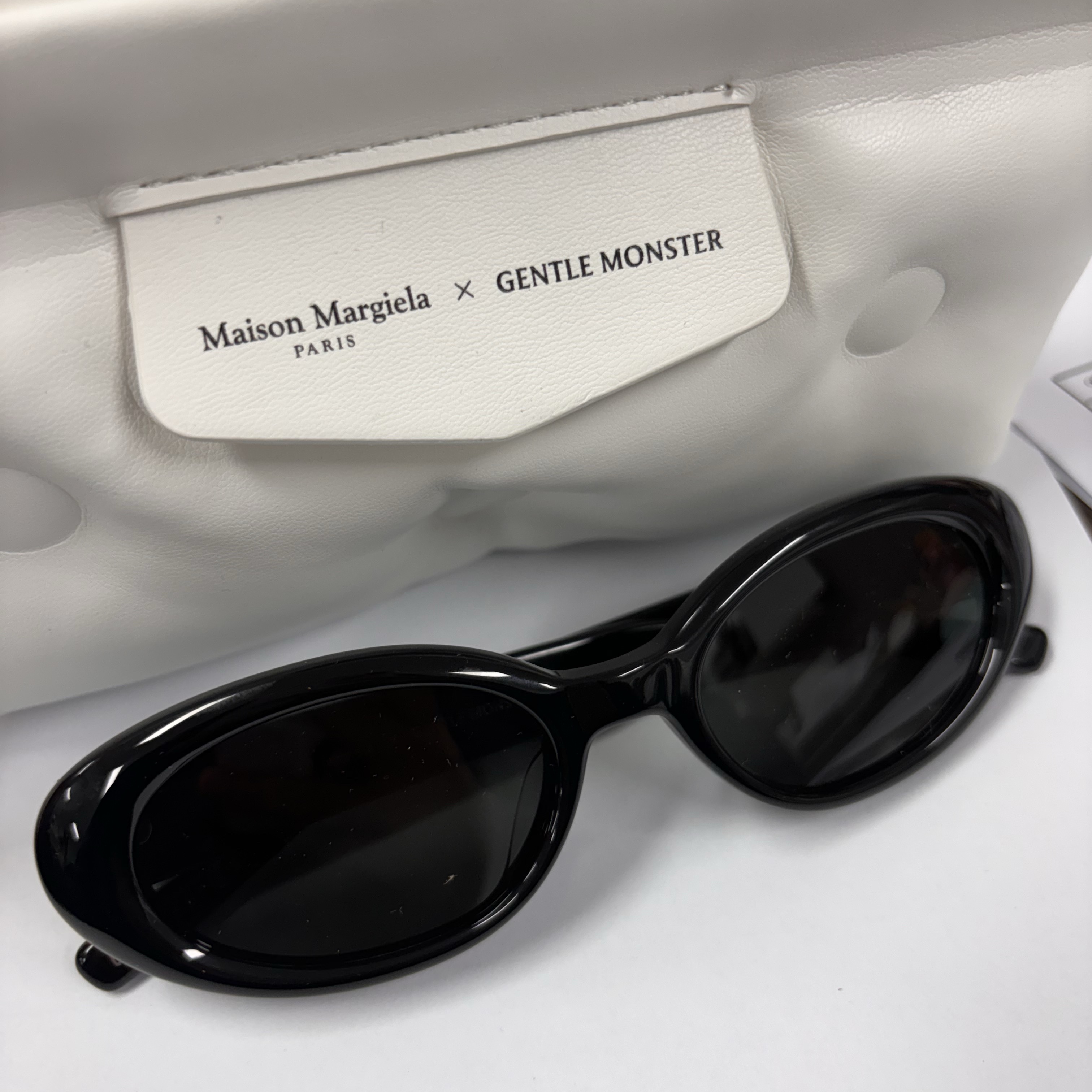 Gentle Monster x Maison Margiela MM107 Black Black 착용 스타일
