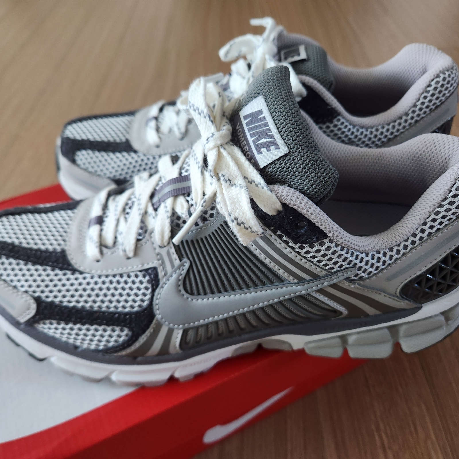 Nike Zoom Vomero 5 PRM Light Iron Ore and Flat Fewter 착용 스타일