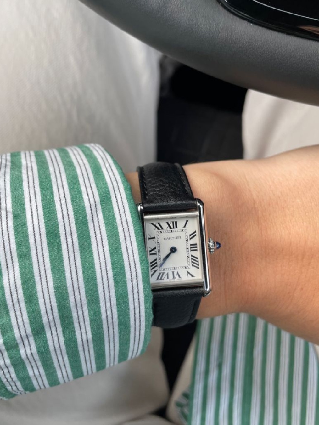 Cartier Tank Must Watch Large Quartz Steel Calfskin Black, Cartier Tank Louis Watch Large Quartz Yellow Gold Alligator Skin Dark Grey 착용 스타일 - 6